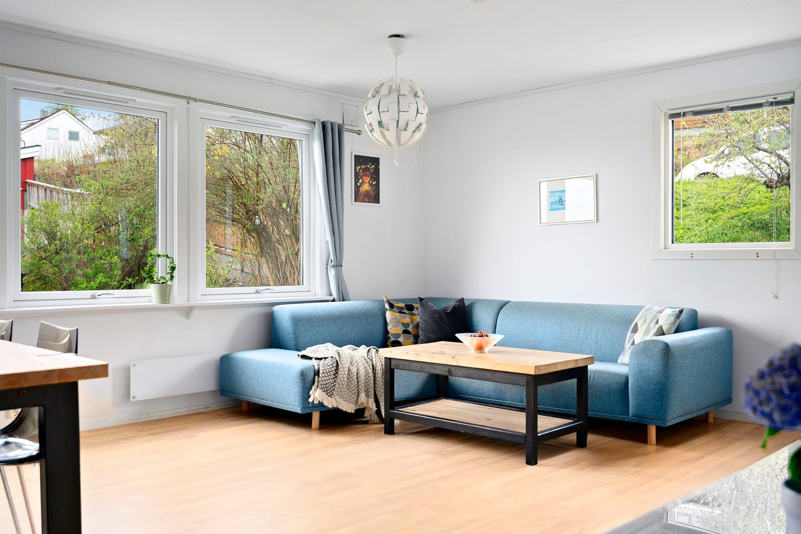 I 1. etasje er det en svært romslig stue med flere gode innredningsmuligheter Galleribilde