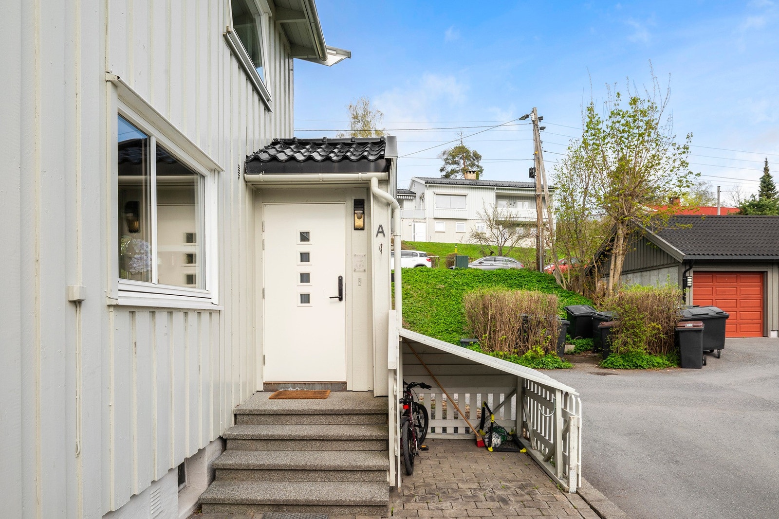 Innbydende inngangsparti med adkomst fra parkeringsplass Galleribilde