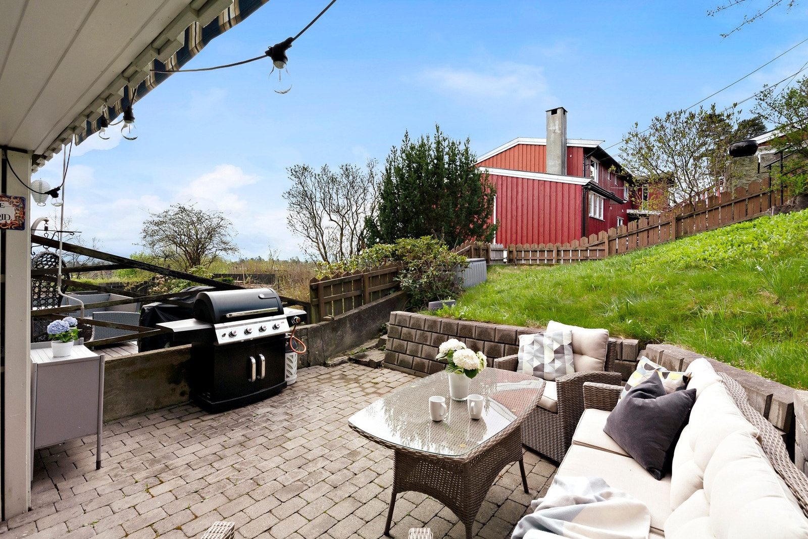 Den sydvest-vendte beliggenheten sørger for en solrik uteplass som kan nytes fra morgen til kveld på sommerhalvåret Galleribilde