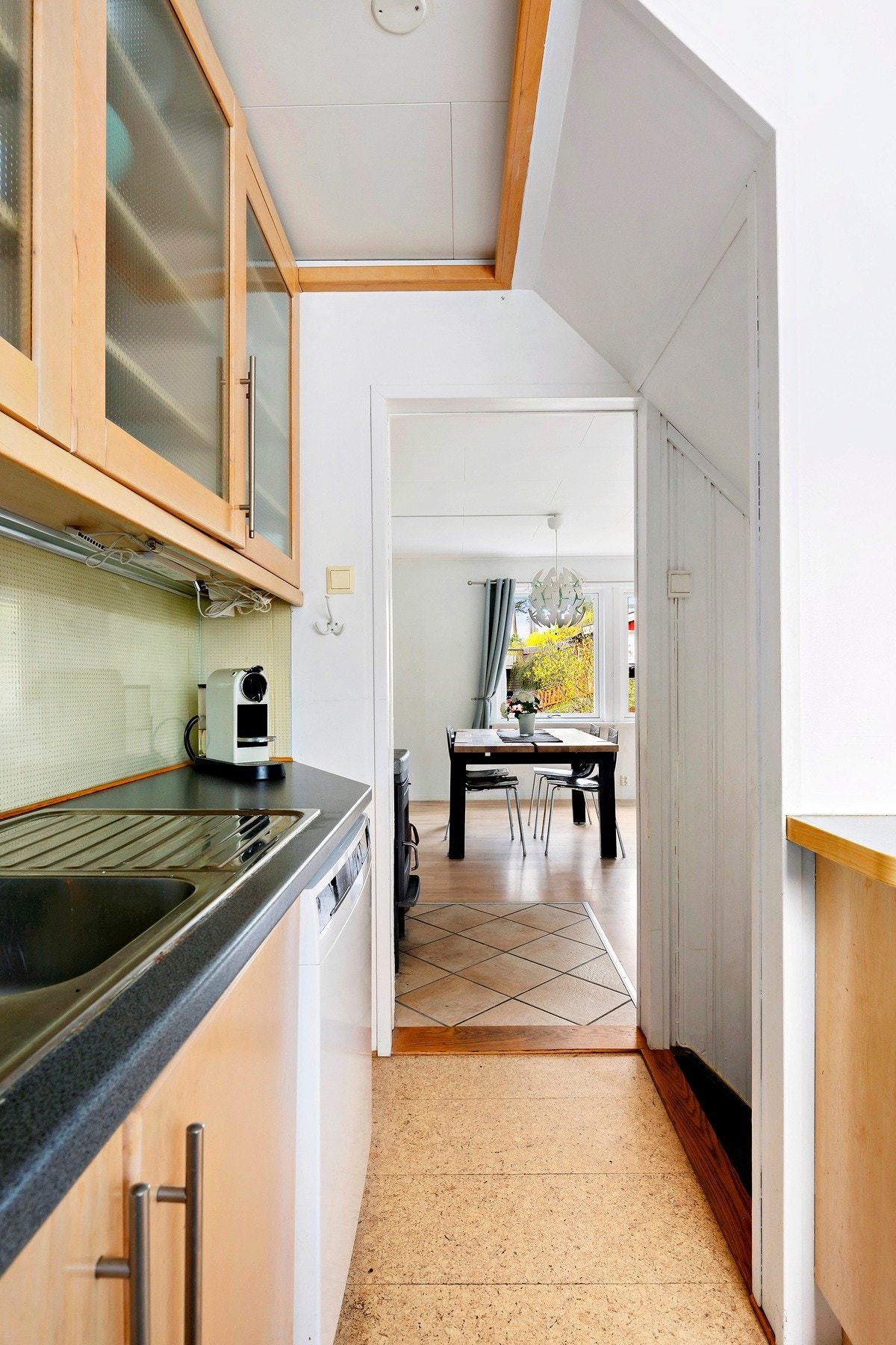 Rikelig med skap- og benkeplass sørger for et funksjonelt og arbeidsvennlig kjøkken Galleribilde