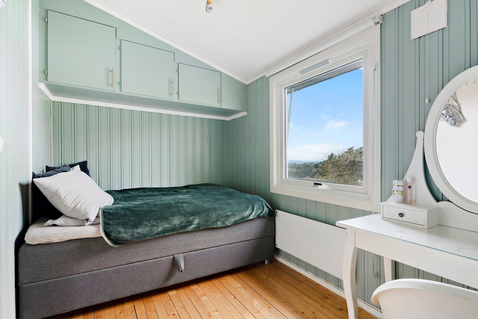 De to andre soverommene har også god plass til seng, nattbord og annet ønsket møblement Galleribilde