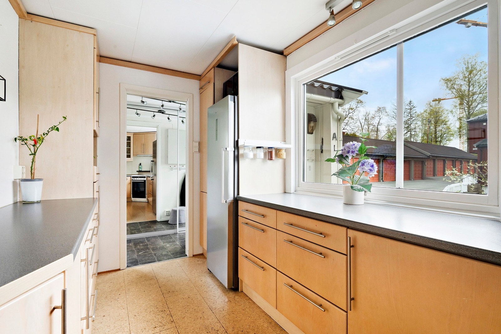 Det er avsatt plass for frittstående hvitevarer, herunder kjøleskap, stekeovn med komfyr og oppvaskmaskin Galleribilde