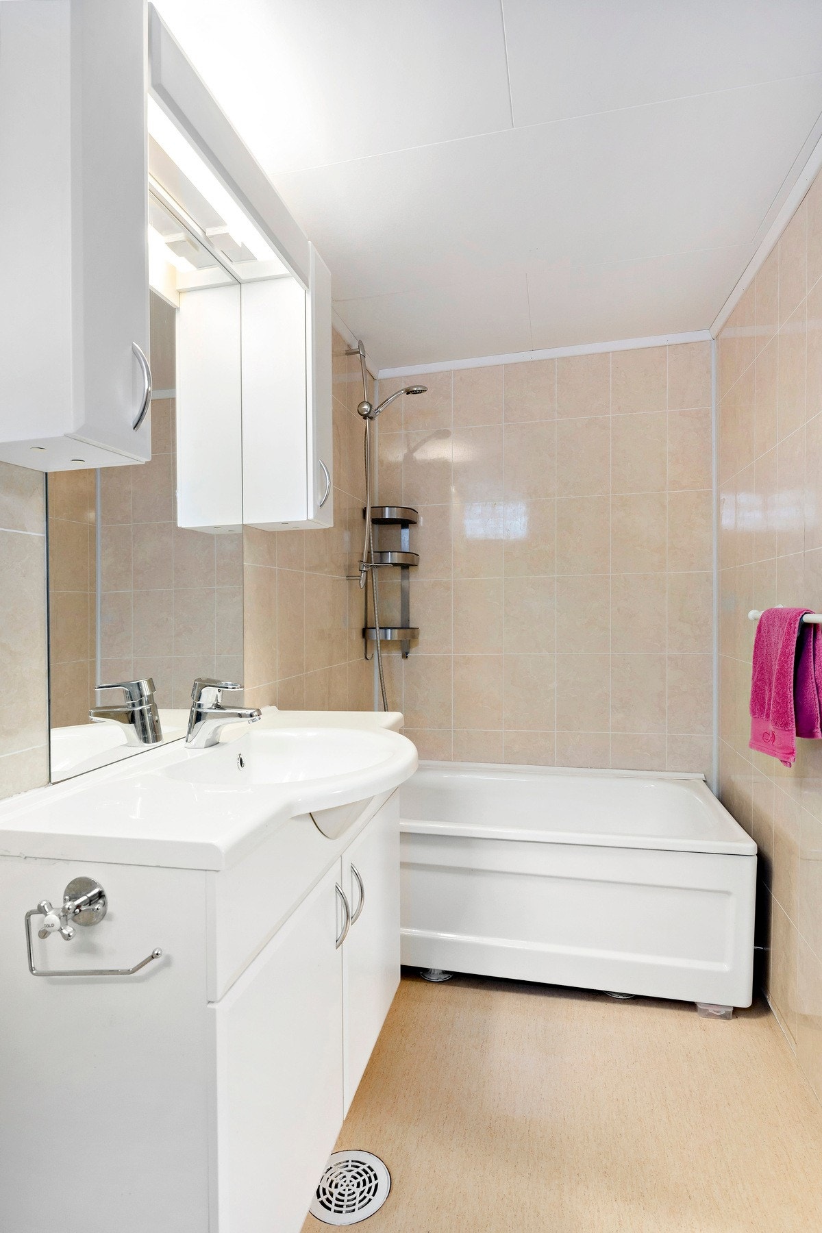 Rommet er innredet med vegghengt toalett, utslagsvask, vegghengt servantinnredning med skap, vegghengt skap, frittstående badekar og vegghengt dusjarmatur Galleribilde