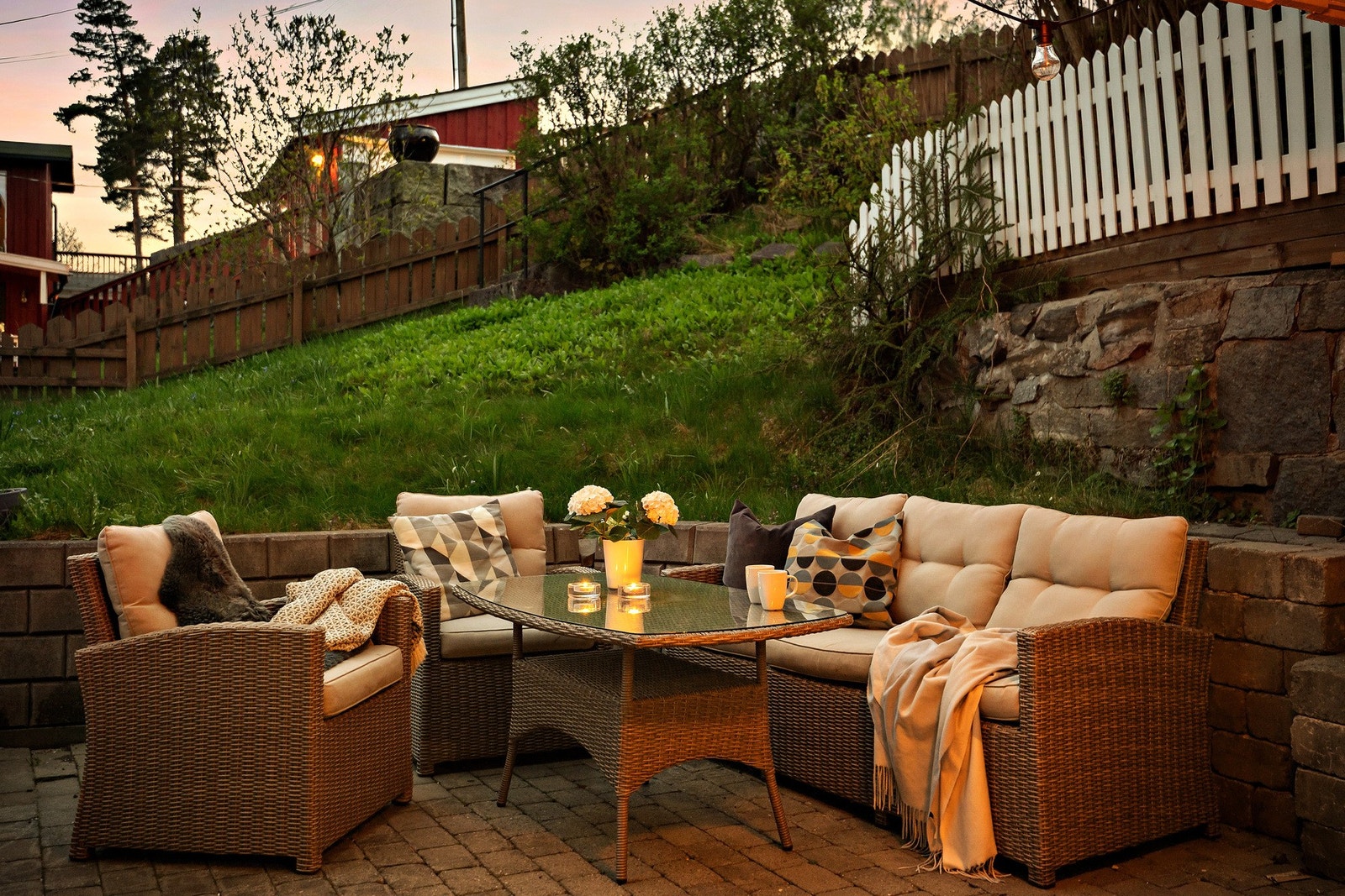 Fra kjellerstuen har du adkomst til boligens uteplass, en 21 kvm terrasse med videre adkomst til hage Galleribilde