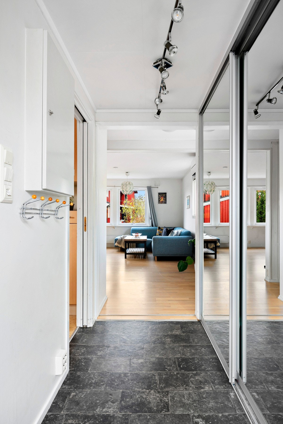 Her finnes også en større skyvedørsgarderobe hvor en enkelt kan oppbevare yttertøy og sko samt andre personlige eiendeler Galleribilde