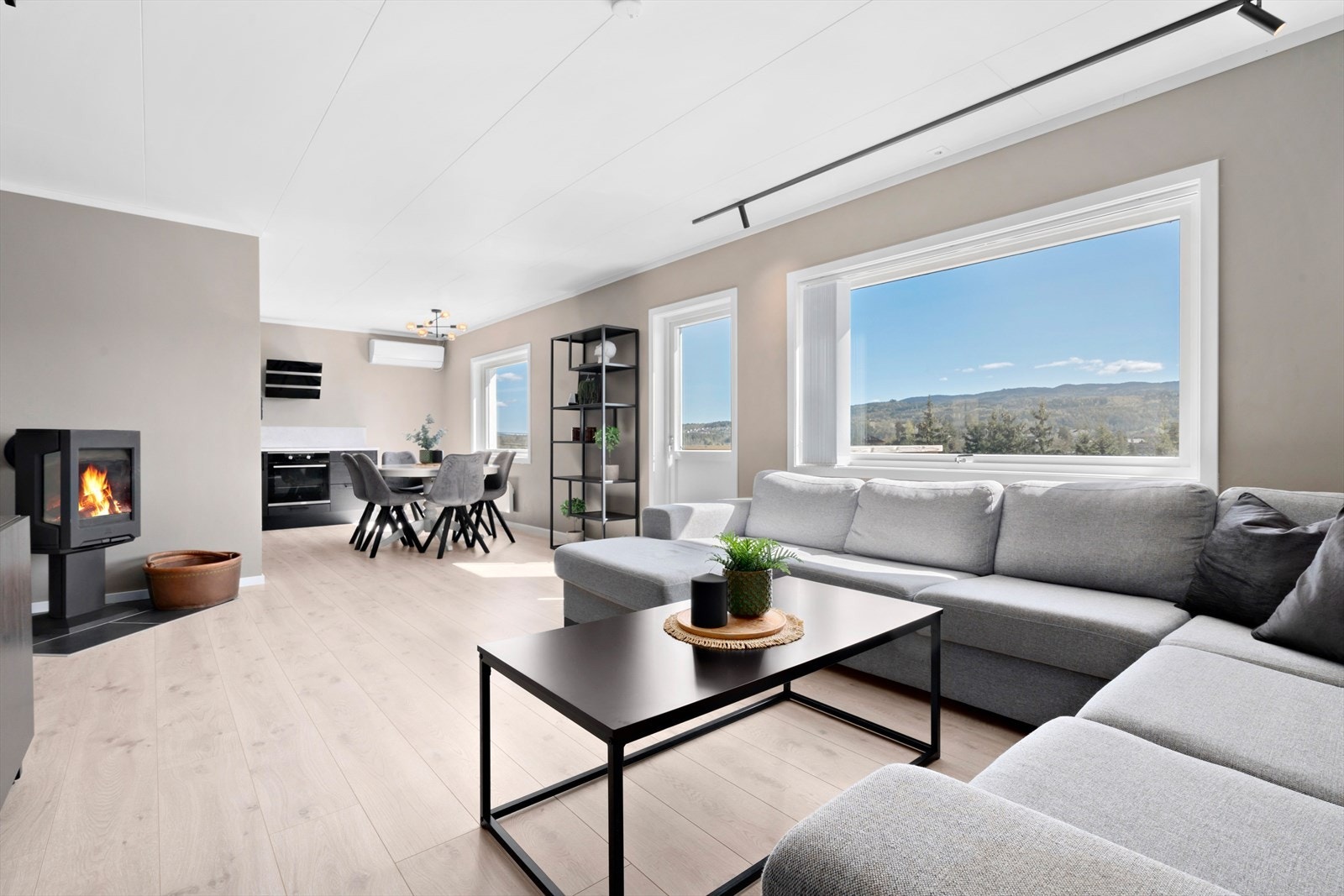 Denne innbydende boligen har gjennomgått flere oppgraderinger de senere årene, og er innredet med moderne farger og tidløse materialvalg. Galleribilde
