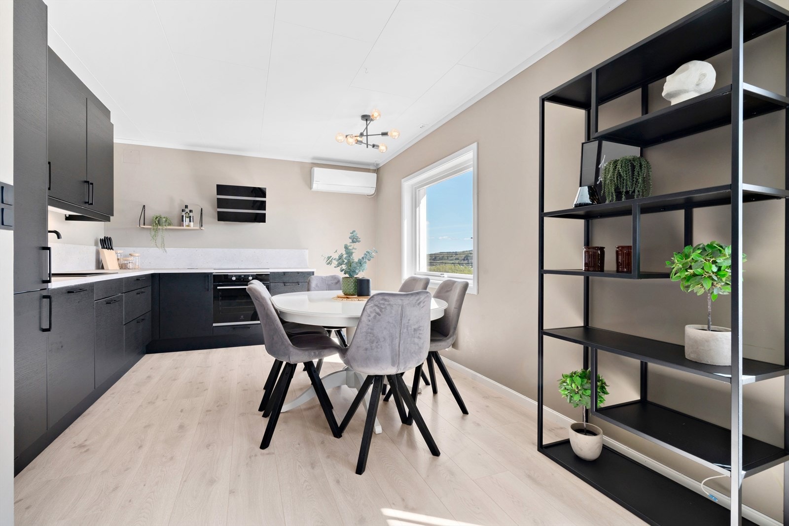 Kjøkkenet gir god plass til å plassere en romslig spisestue, med plass til mange. Galleribilde
