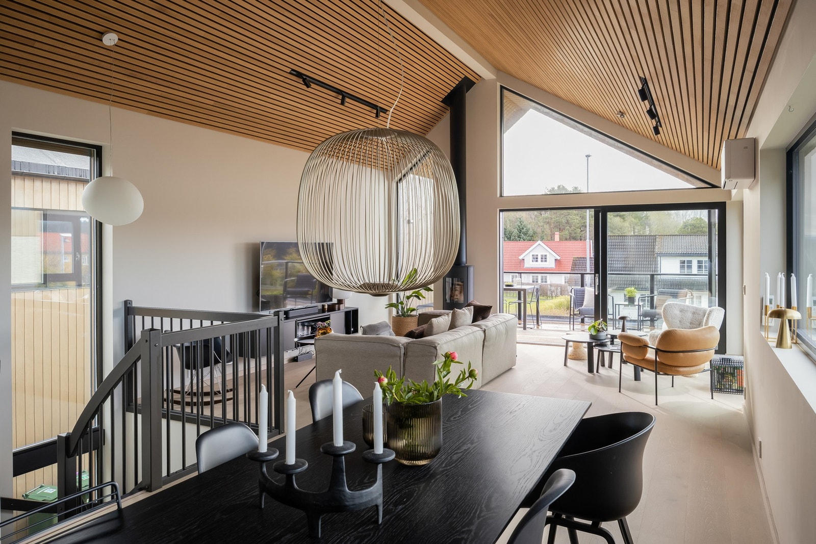 Stue- og kjøkkenarealet utgjør totalt ca. 55 kvm. Pipeløp med stålrør og moderne vedovn. Galleribilde