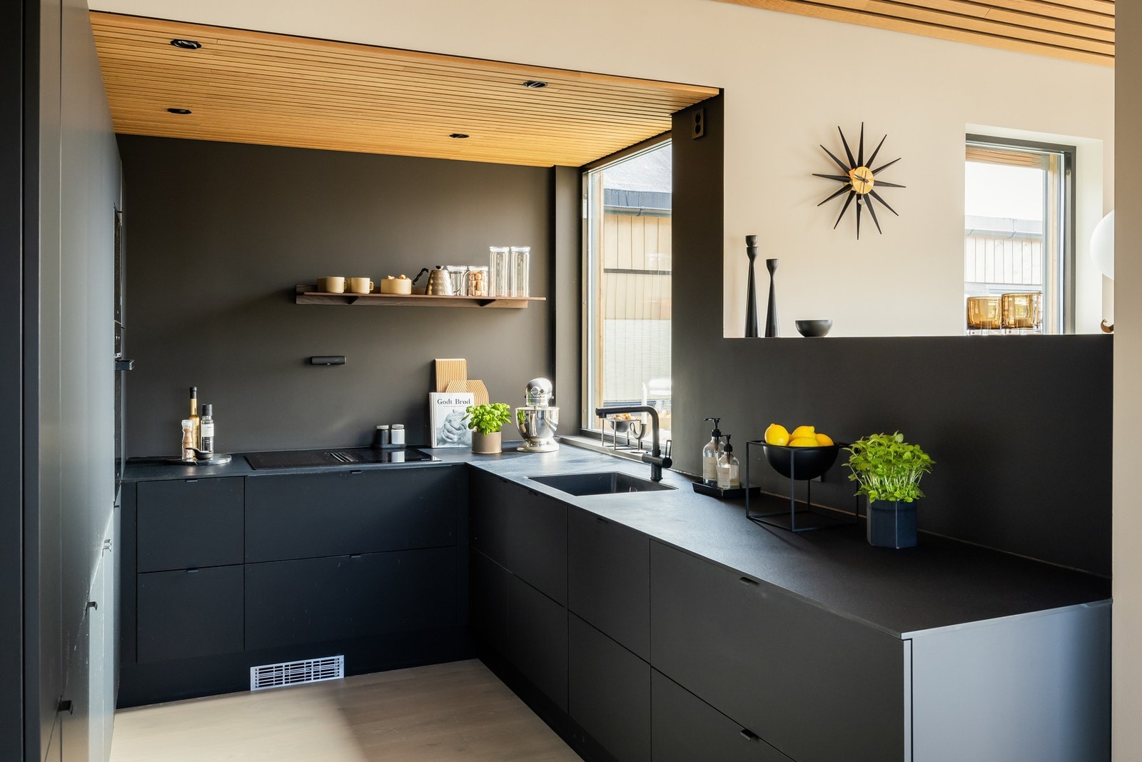 Stilren kvalitetsinnredning fra Fossline med integrerte hvitevarer fra Miele. Galleribilde