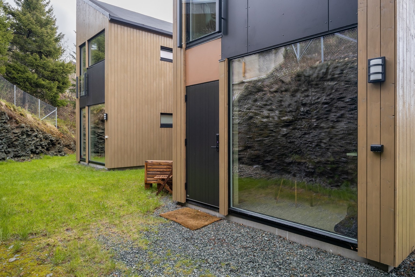 Egen inngang på baksiden av boligen. Pr. mai -25 utleid for kr. 13 000,-/mnd. Det er opprinnelig forbindelse mellom hoveddel og hybel. Etablering av hybel er ikke byggemeldt og godkjent. Galleribilde