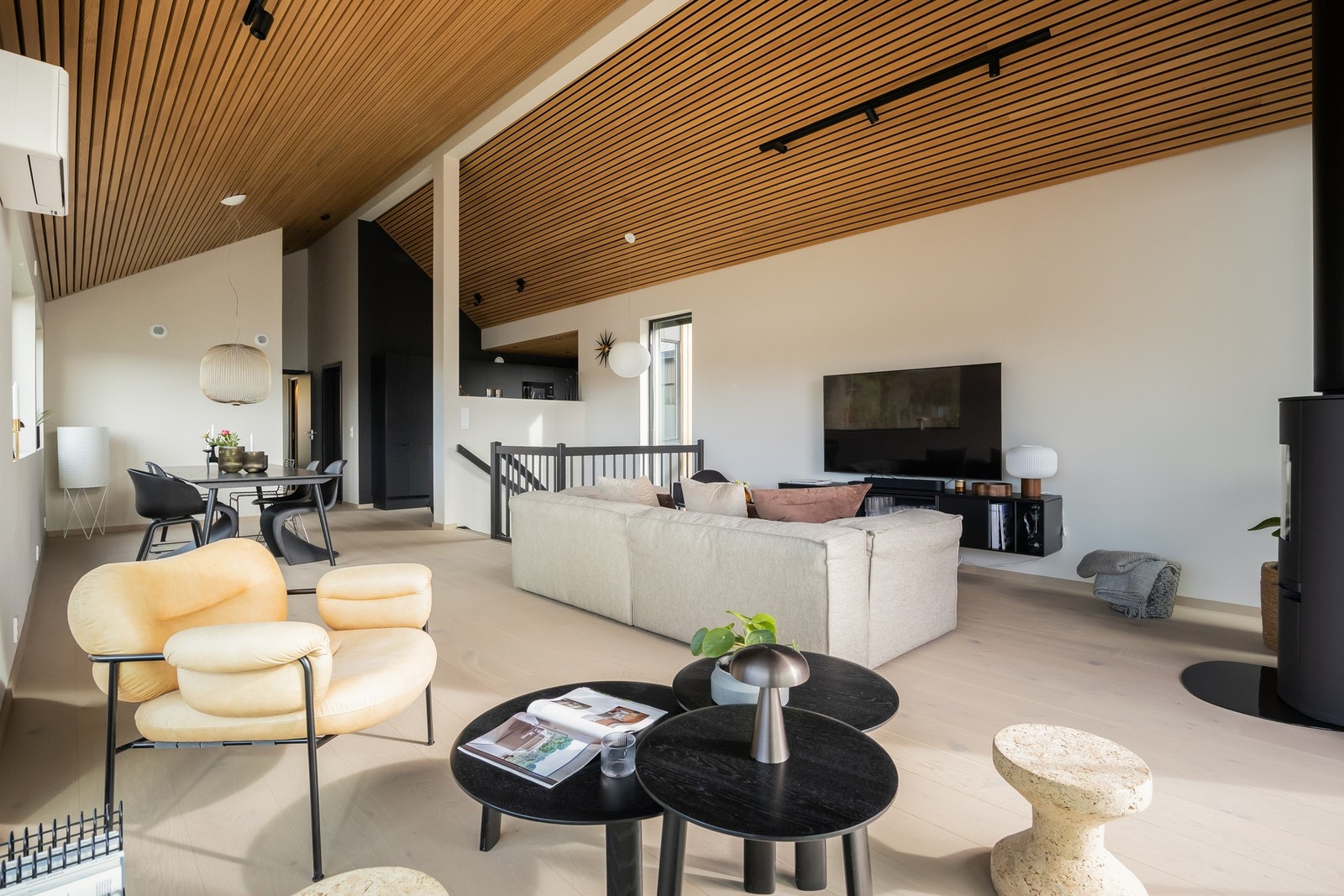 Takhøyden strekker seg opp mot ca. 3,5 m og gir en svært god romfølelse. Galleribilde