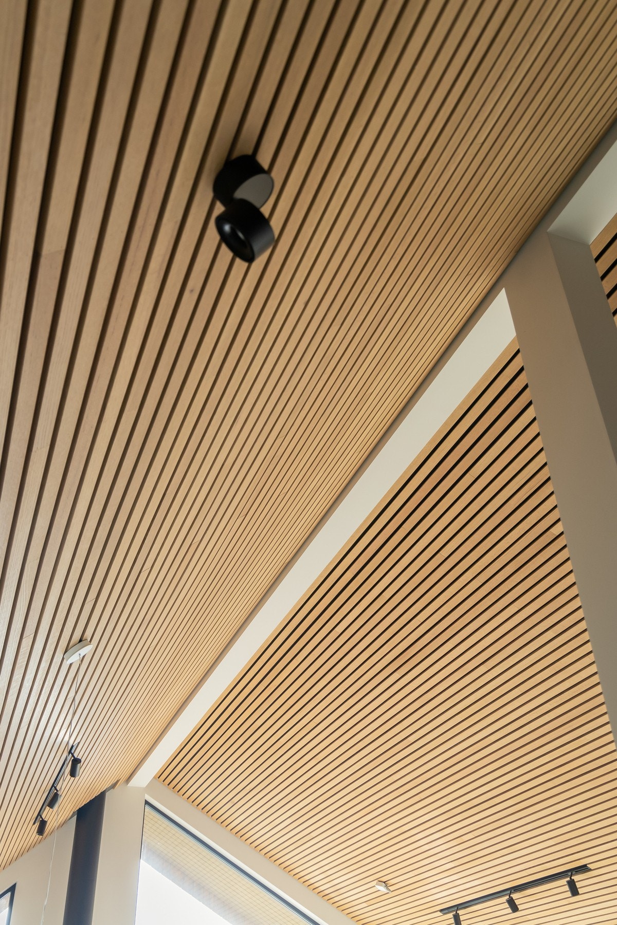 Spilehimlingen i stua og på kjøkkenet gir et luksuriøst uttrykk og en god akustisk effekt. Galleribilde