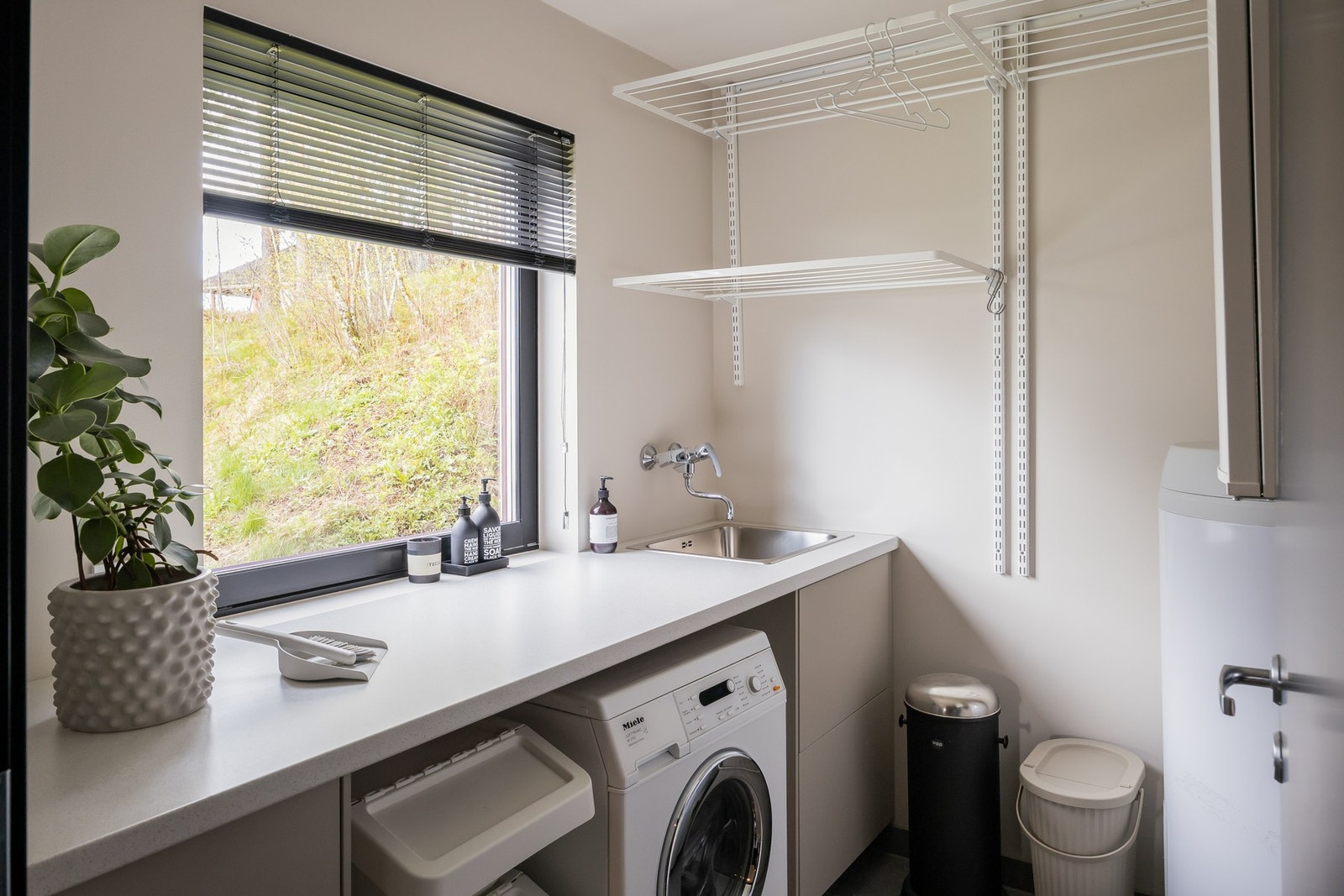 Velutstyrt vaskerom i praktisk tilknytning til inngangspartiet i 1. etasje. Galleribilde
