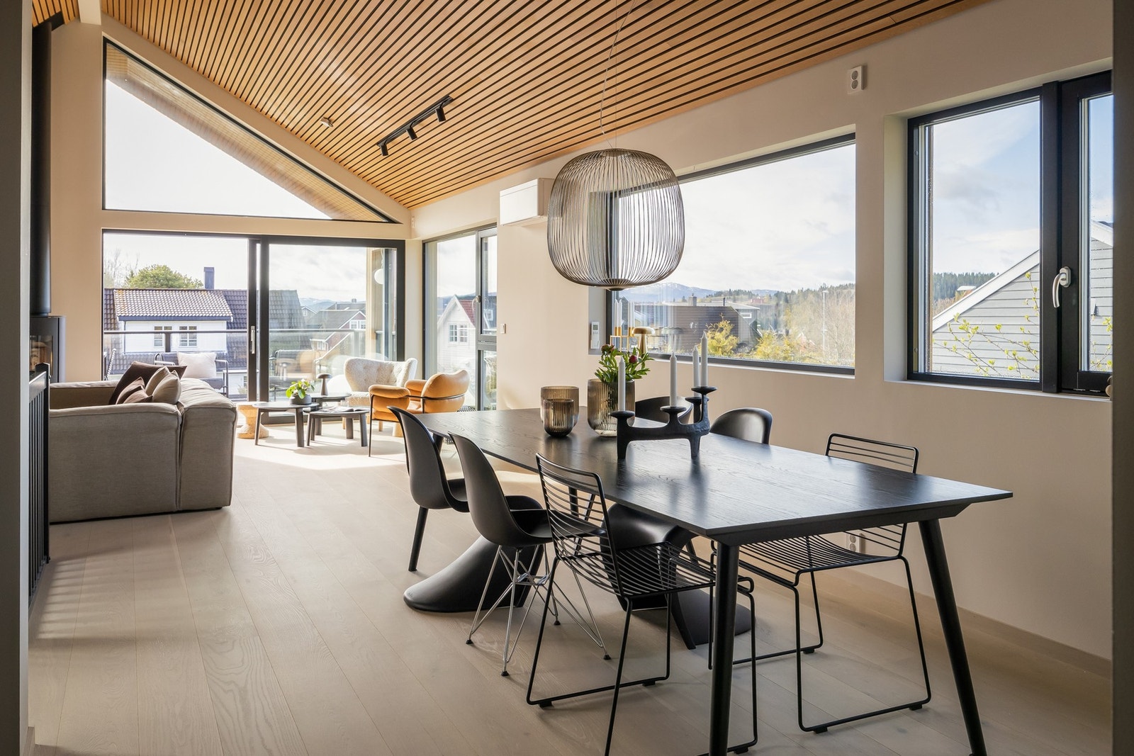 Lekker 1-stavs eikeparkett i alle oppholdsrom. Galleribilde