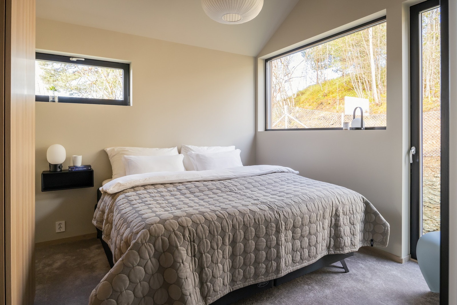 Romslig og skjermet hovedsoverom med egen walk-in-garderobe og baderom lett tigljengelig. Galleribilde