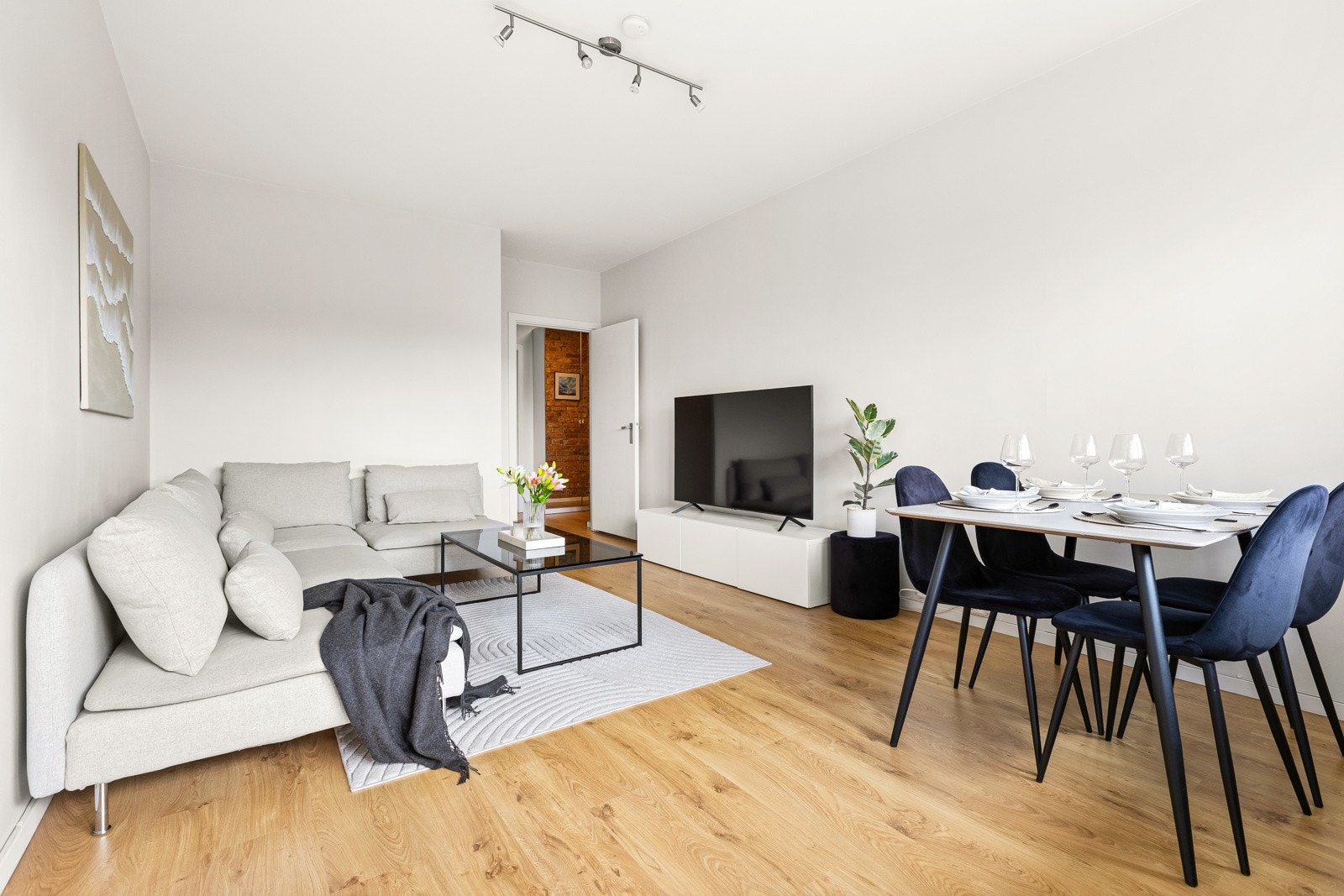 Stuen er luftig og innbydende, med god plass til både spisebord og en komfortabel sofagruppe Galleribilde
