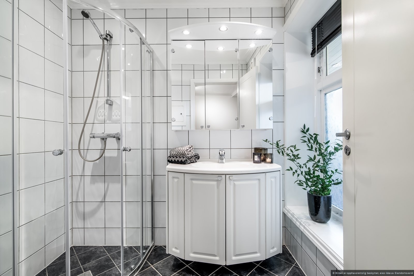 Lyst og pent flislagt bad! Galleribilde