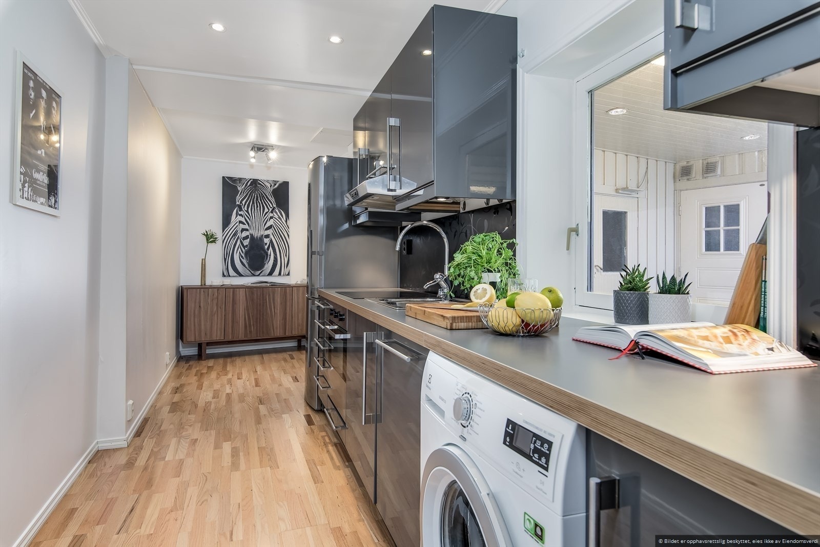 Kjøkkenet er moderne med god skap og- benkeplass Galleribilde