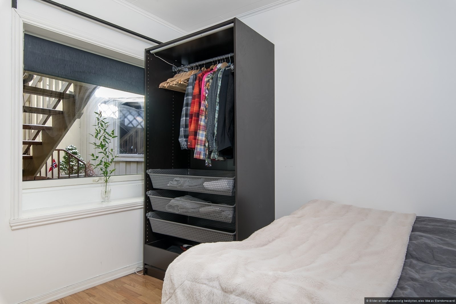 Leiligheten ligger i 1 etasje, med vindu mot skjermet bakgård Galleribilde