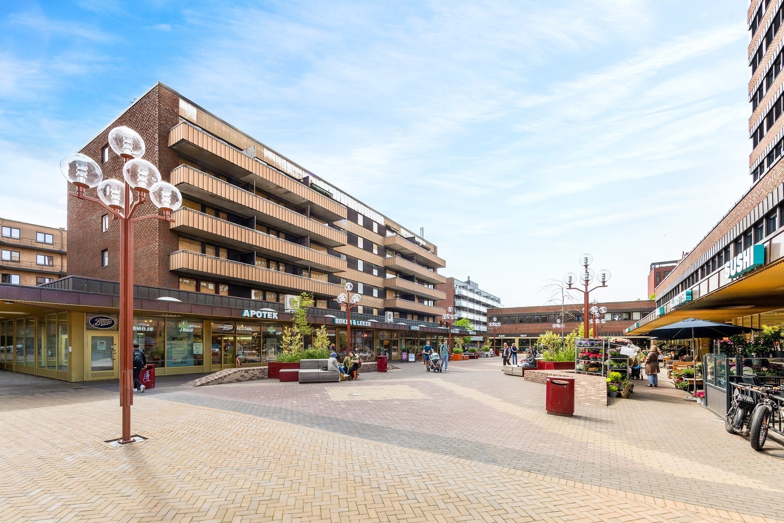 Populære Tøyen Torg ligger kun få minutters gange fra boligen. Torget har blitt en populær samlingplass blant bydelens beboere Galleribilde