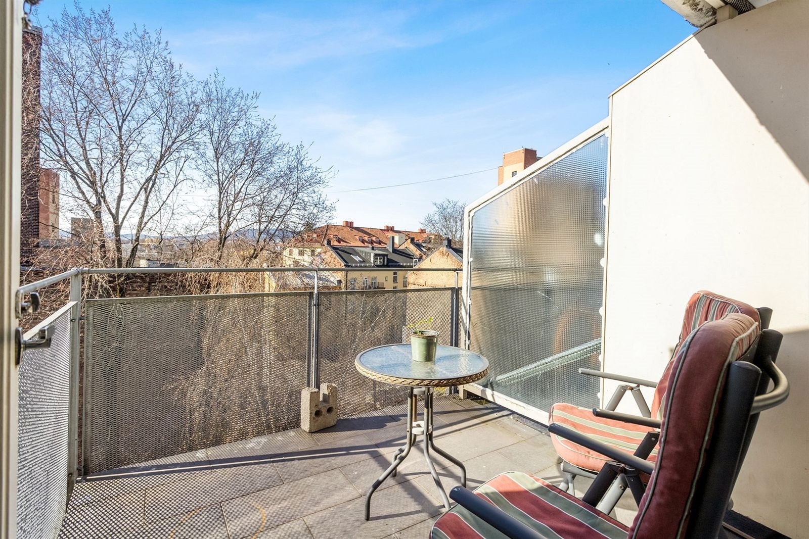 Fra stuen er det adkomst til en balkong med utsikt mot sameiets fellesområder. Galleribilde