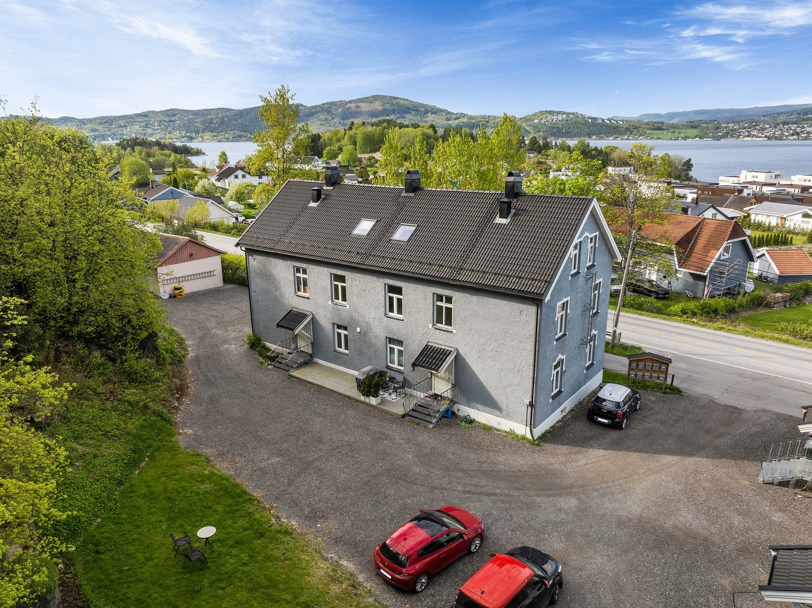 Det følger med en parkeringsplass på felles gårdsplass. Leiligheten disponerer også en bod i kjelleren på 6 kvm og en bod i felles uthus på 9 kvm. Galleribilde