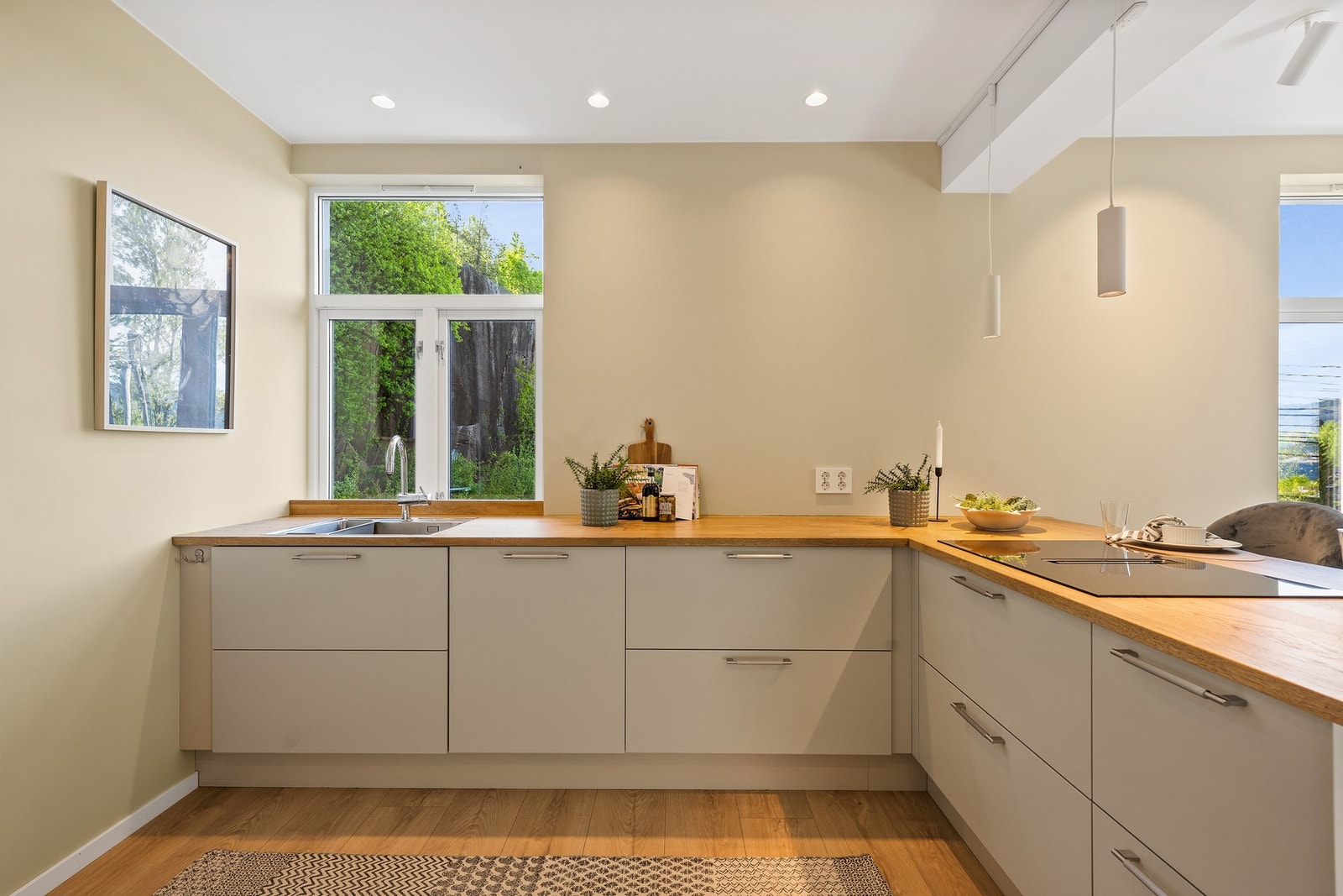 Innredningen er gjennomført i lyse, tidløse materialer med rene linjer og benkeplate i tre. Galleribilde