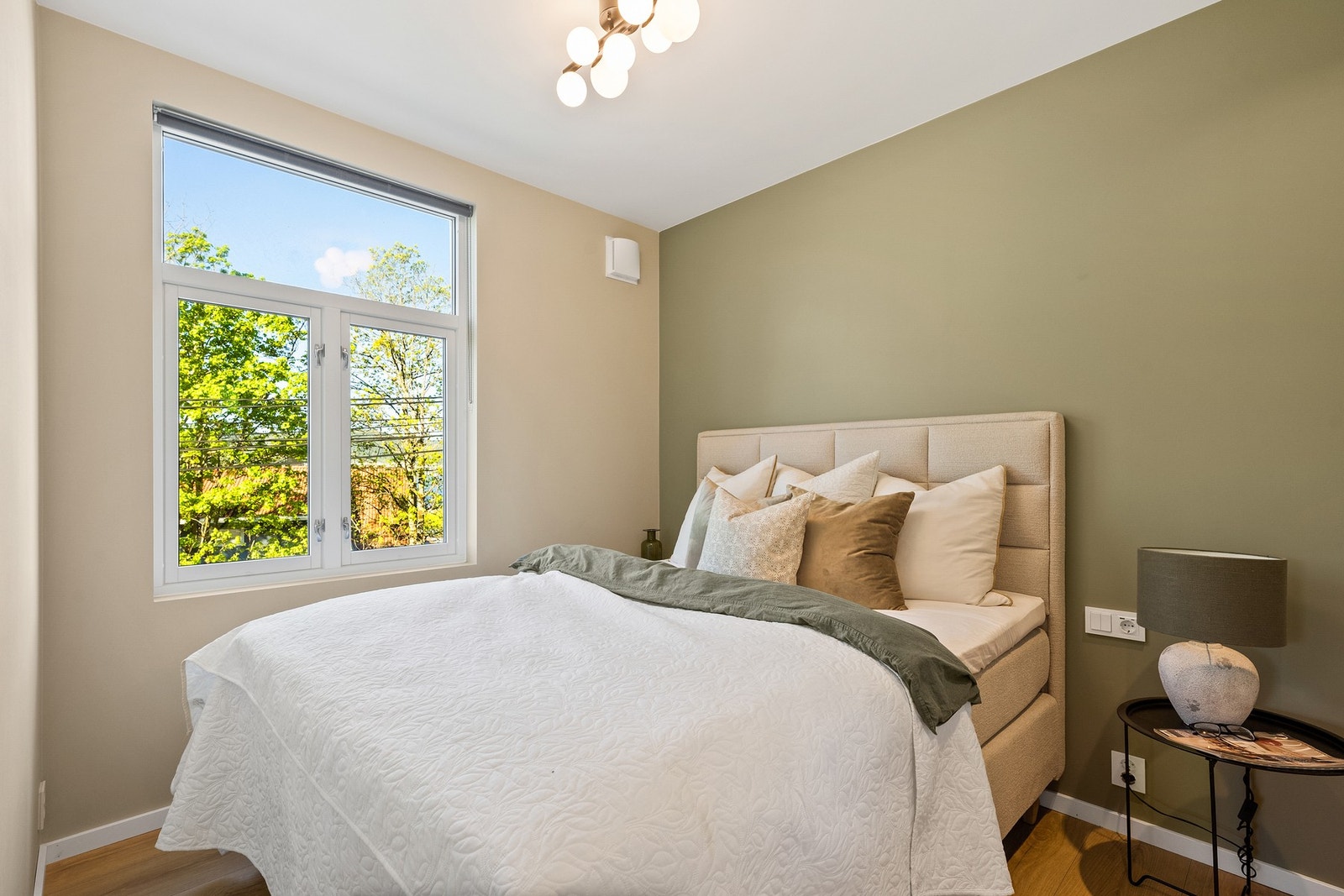 Leiligheten inneholder også to gode soverom, begge med en avslappende atmosfære, ideelt for god nattesøvn. Galleribilde