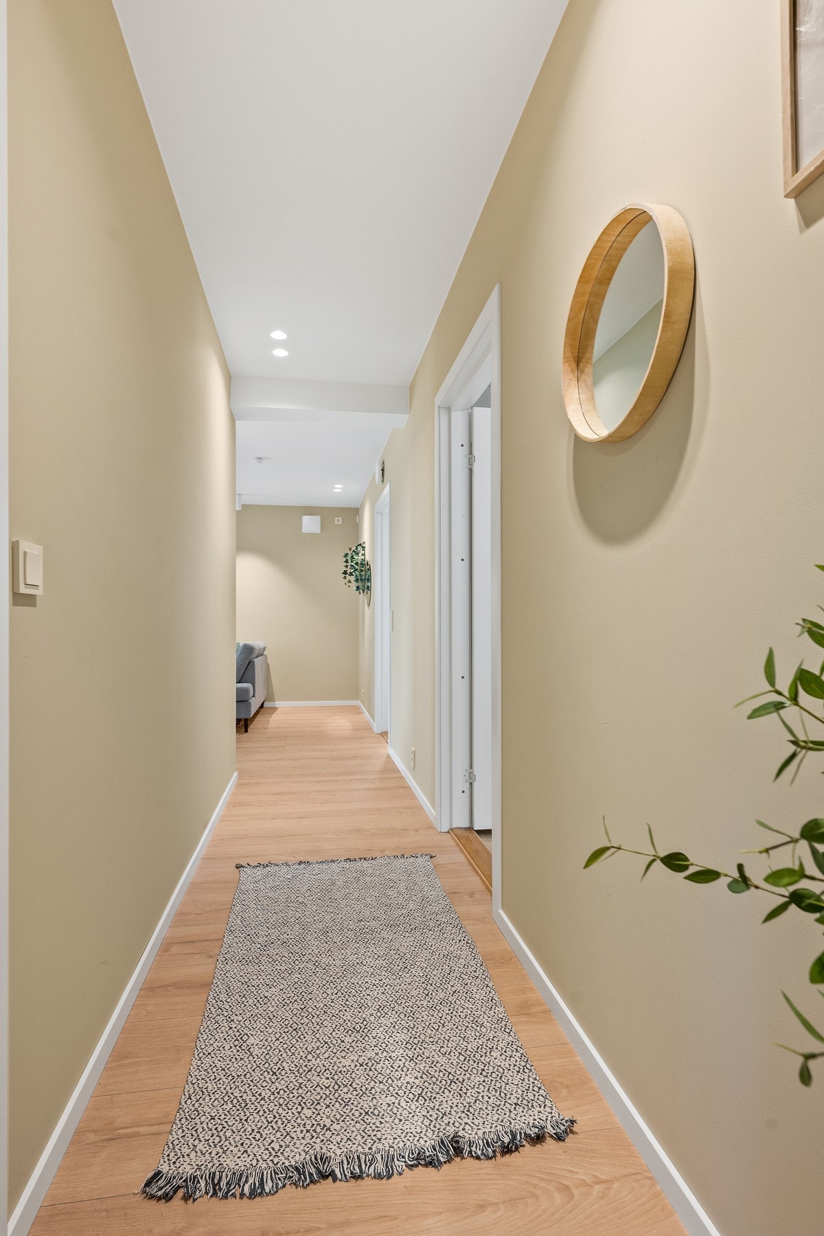 Vi ønskes varmt velkommen av en lysmalt entré. Galleribilde