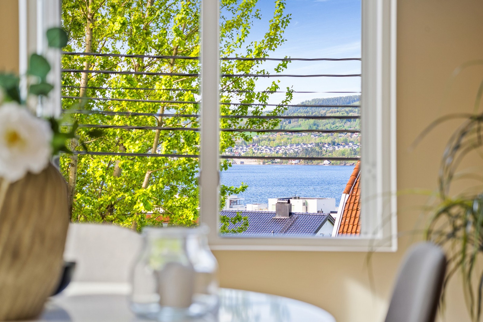 Flott sjøutsikt fra vinduet i spisestuen. Galleribilde