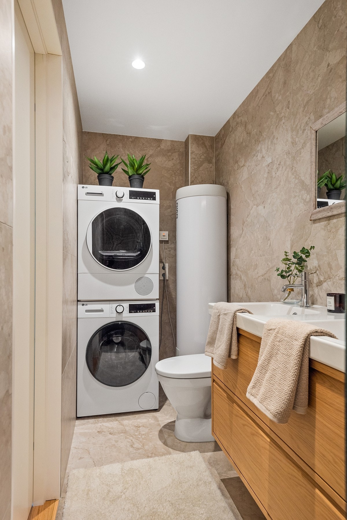 Det er opplegg og plass for både vaskemaskin og tørketrommel på badet. Det er også felles vaskerom i kjelleren. Galleribilde