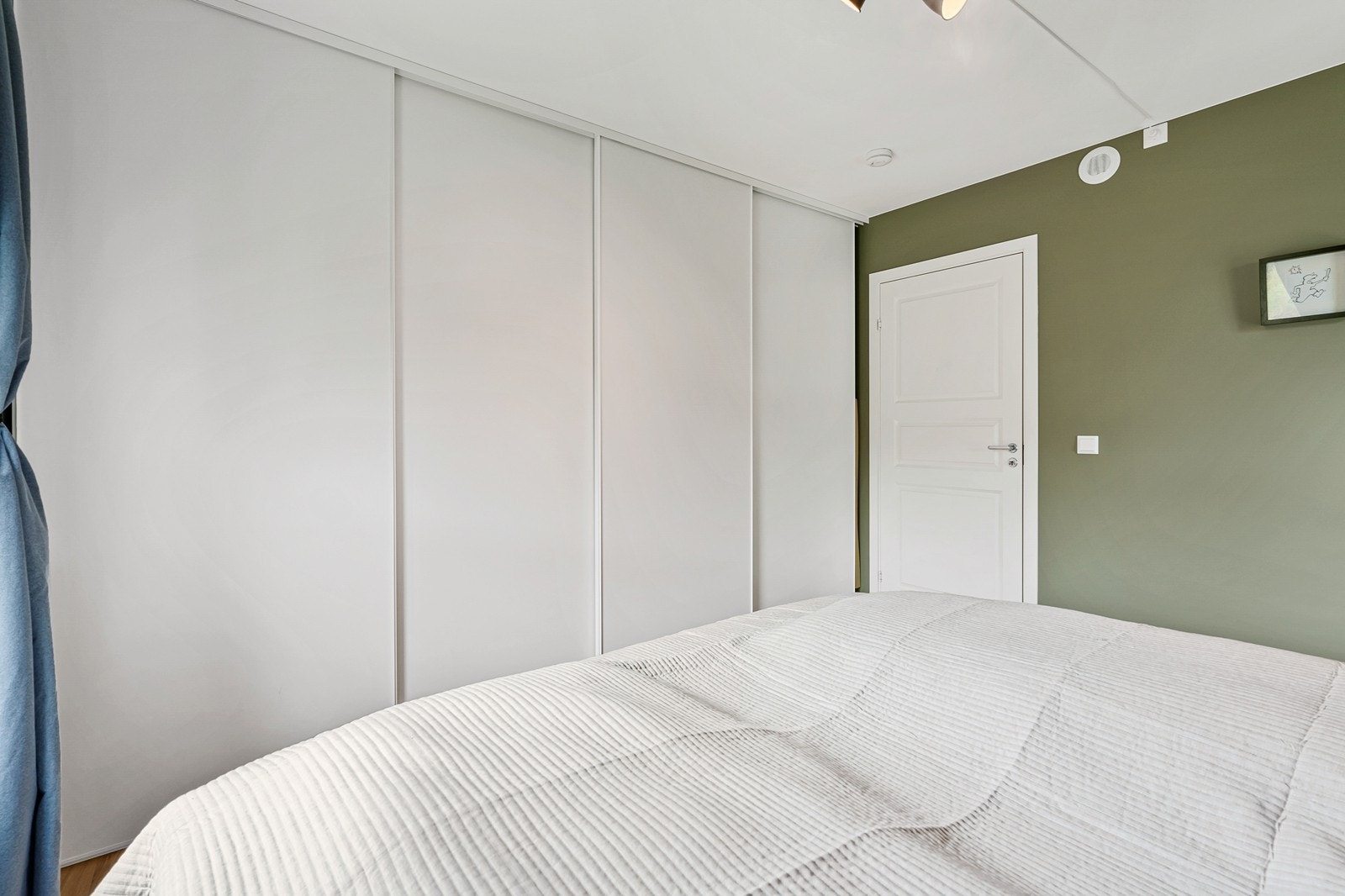 Soverom 1 med skyvedørsgarderobe. Galleribilde