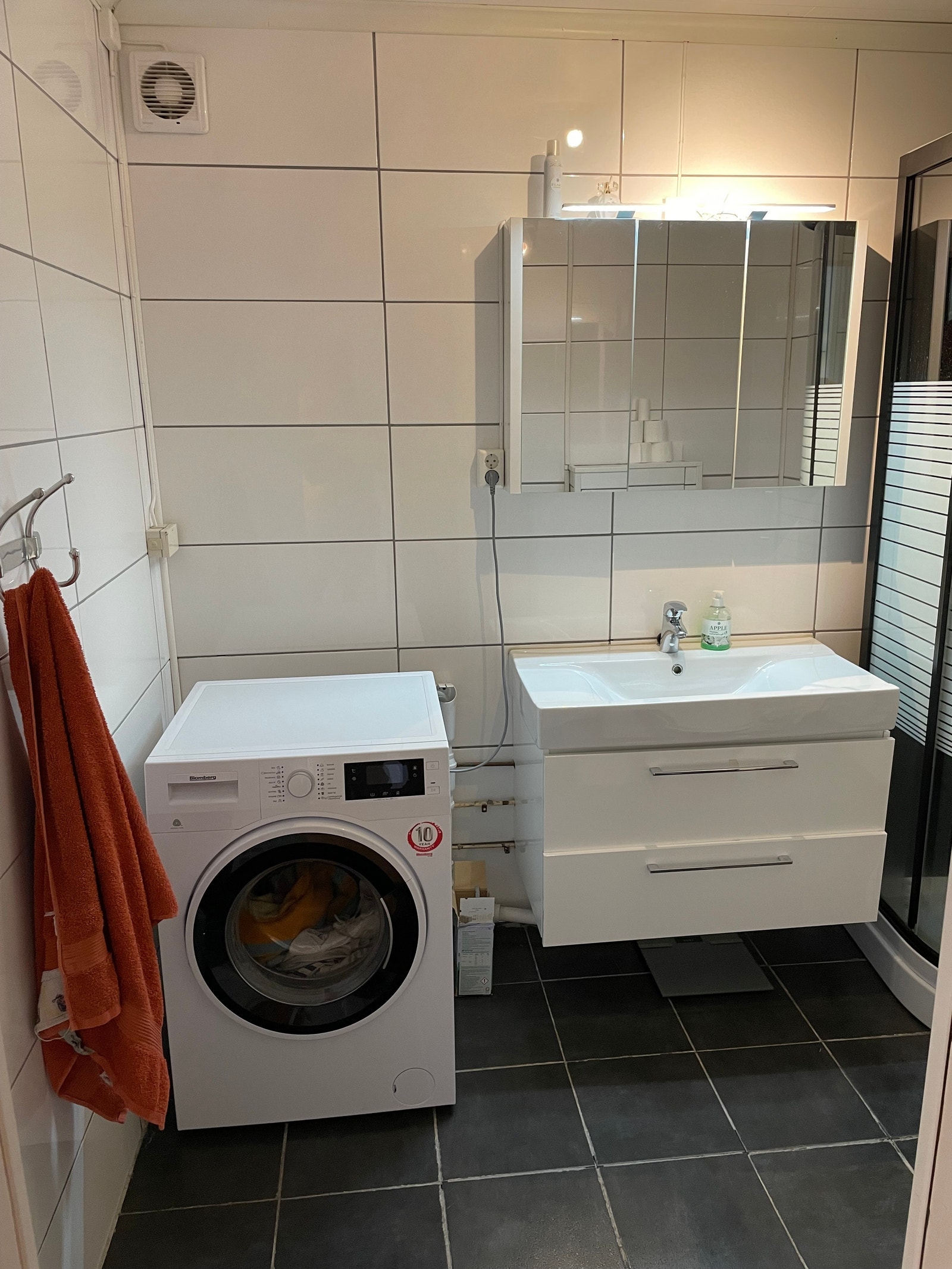 Bad med plass til vaskemaskin Galleribilde