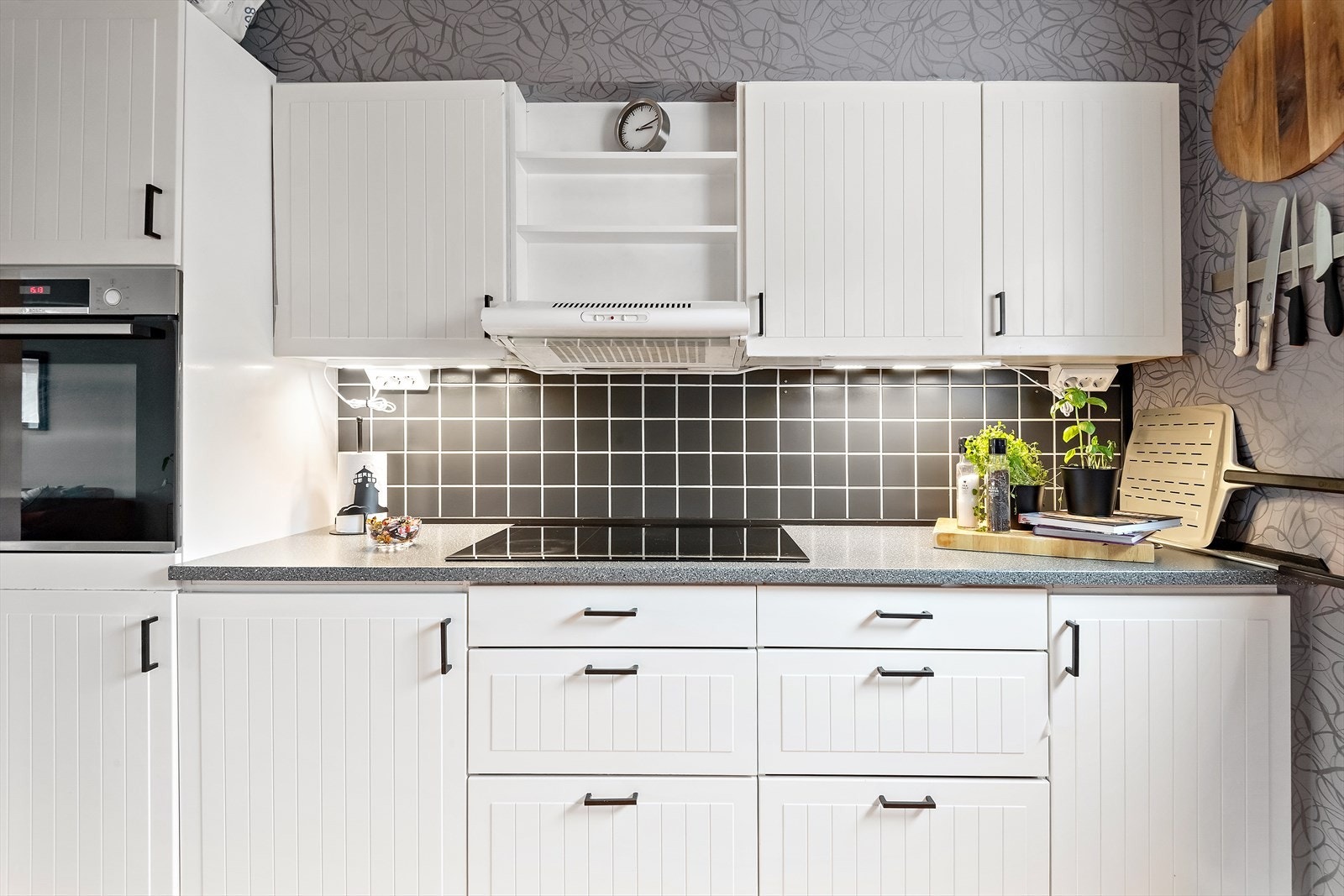 Stekeovn plassert i arbeidshøyde. Stekeovn, platetopp og oppvaskmaskin medfølger. Galleribilde