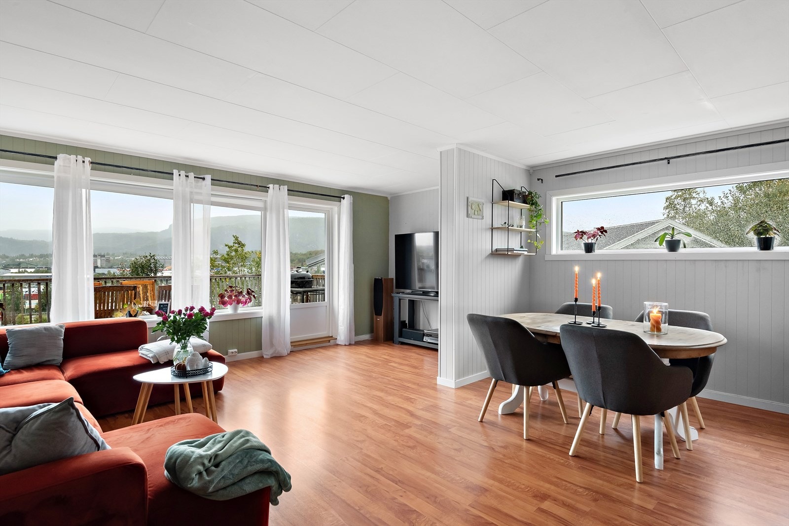 De store vindusflatene slipper rikelig med lys inn i boligen. Galleribilde