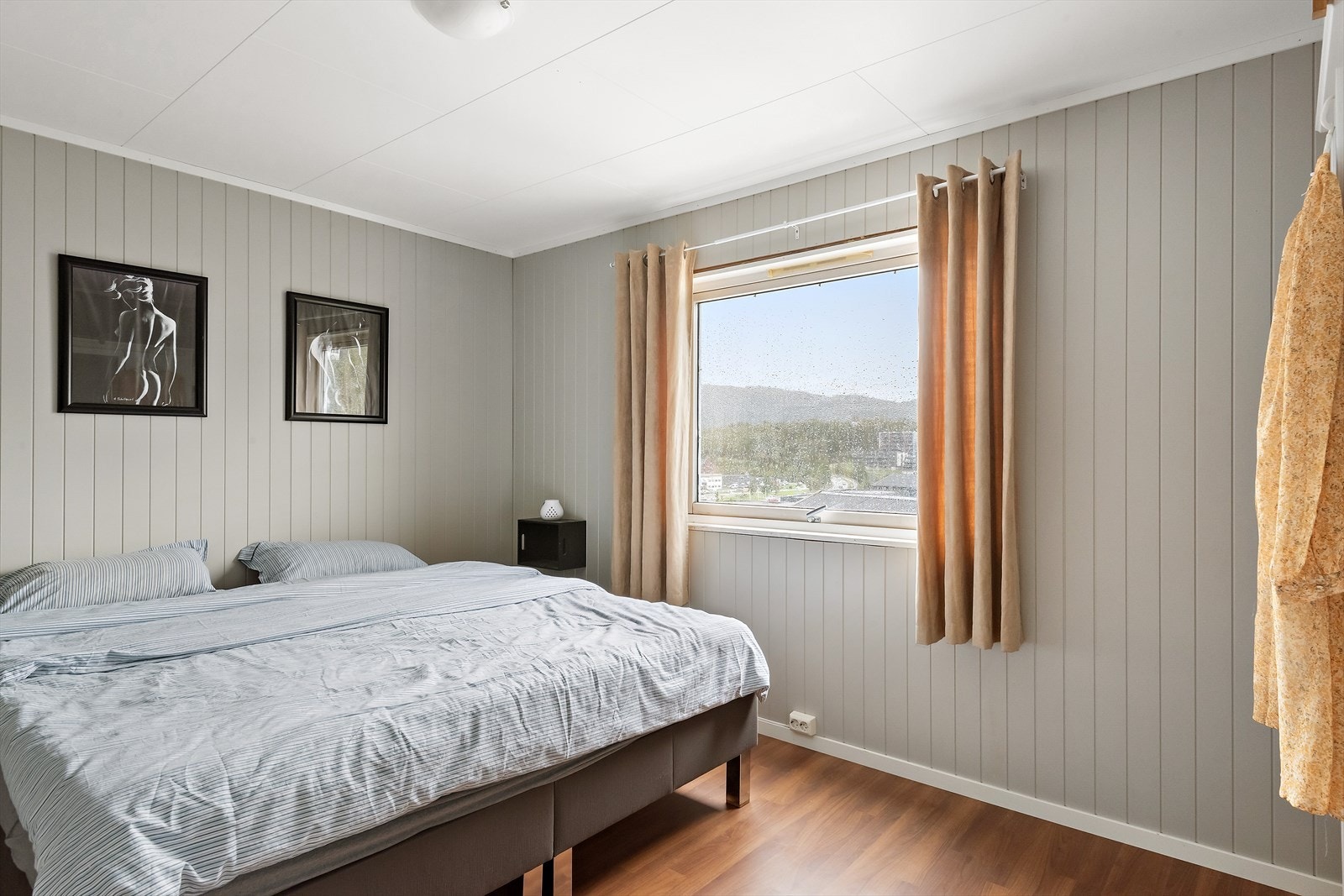 Soverom 1 av 3: Soverom av god størrelse med plass for dobbeltseng og nattbord. Galleribilde