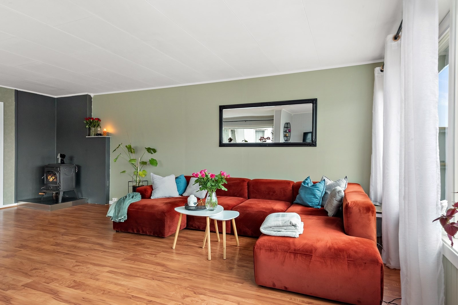 Boligen varmes opp med varmepumpe, vedfyring og elektrisk oppvarming. Galleribilde