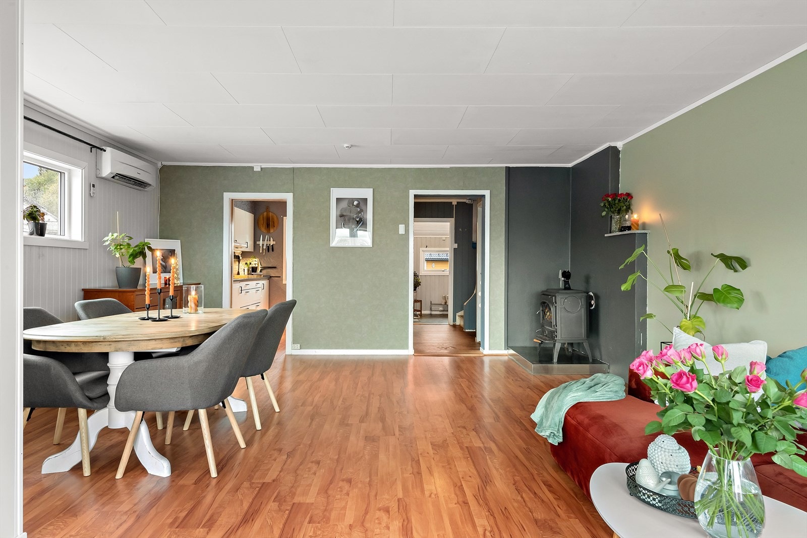 I 1. etasje har du entré, gang, stue og kjøkken. Galleribilde