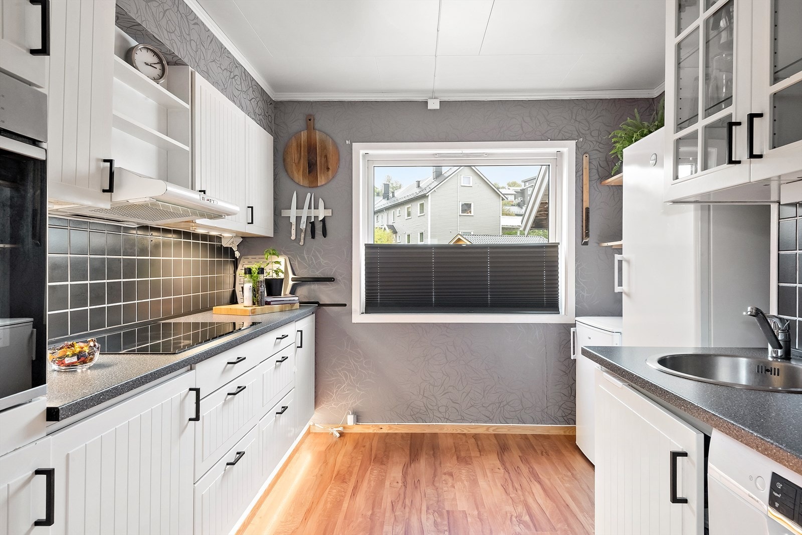 Kjøkkenet ligger adskilt fra stuen. Tidløs og lys kjøkkeninnredning. Galleribilde