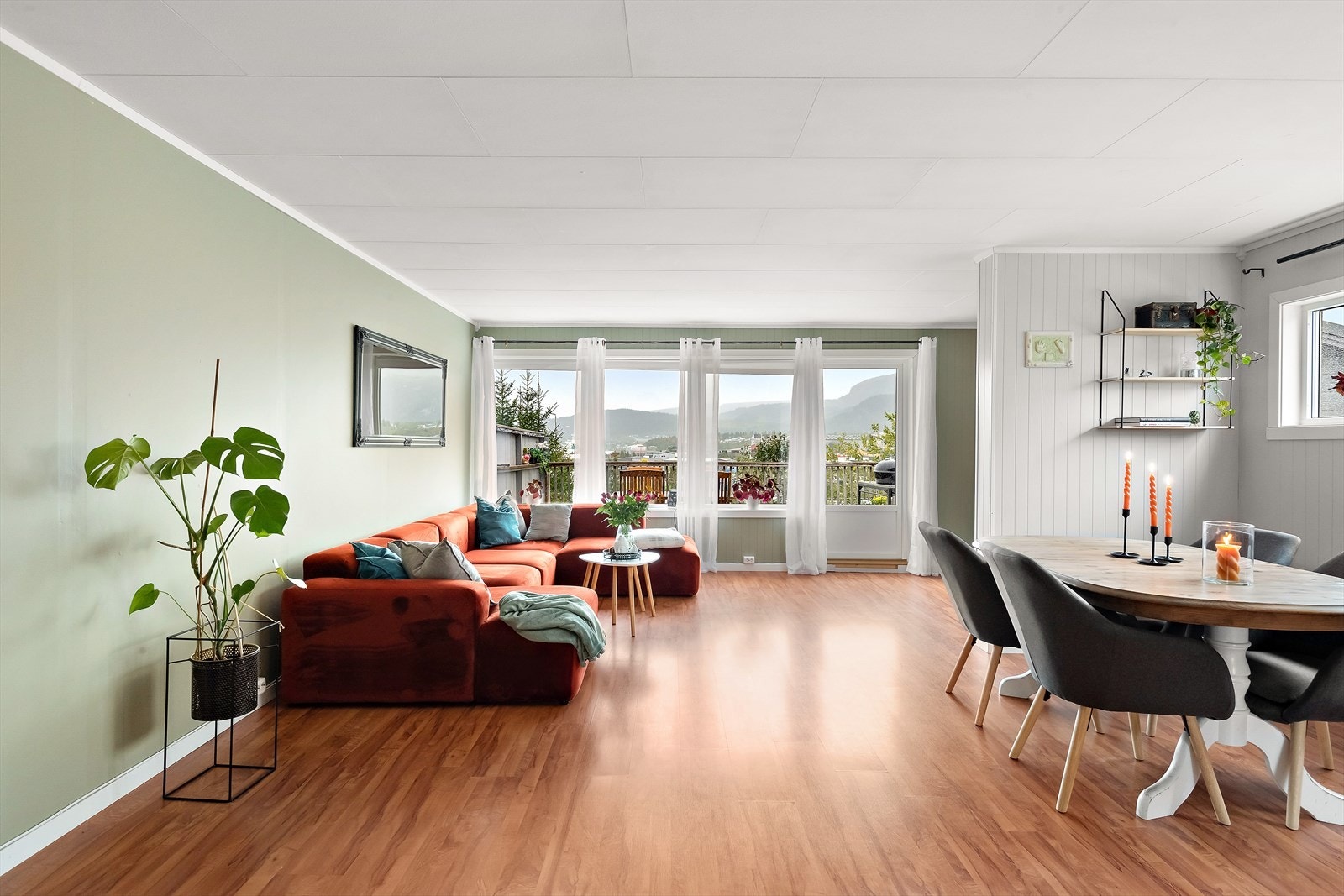 Boligen har en fin beliggenhet i gata. Her har du gode parkeringsmuligheter både på tomt og i dobbelgarasjen. Galleribilde