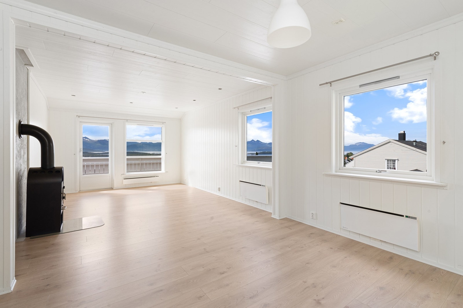 En stor og romslig leilighet med 3 soverom, parkering, vaskerom m/toalett og veranda med fantastisk utsikt. Galleribilde