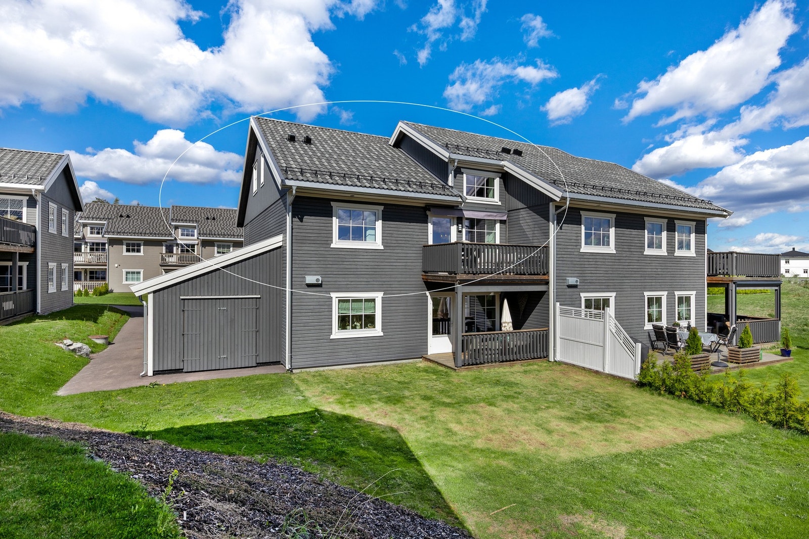 Dette er en tiltalende og moderne selveierleilighet over to plan i firemannsbolig med fin internbeliggenhet i toppetasje Galleribilde