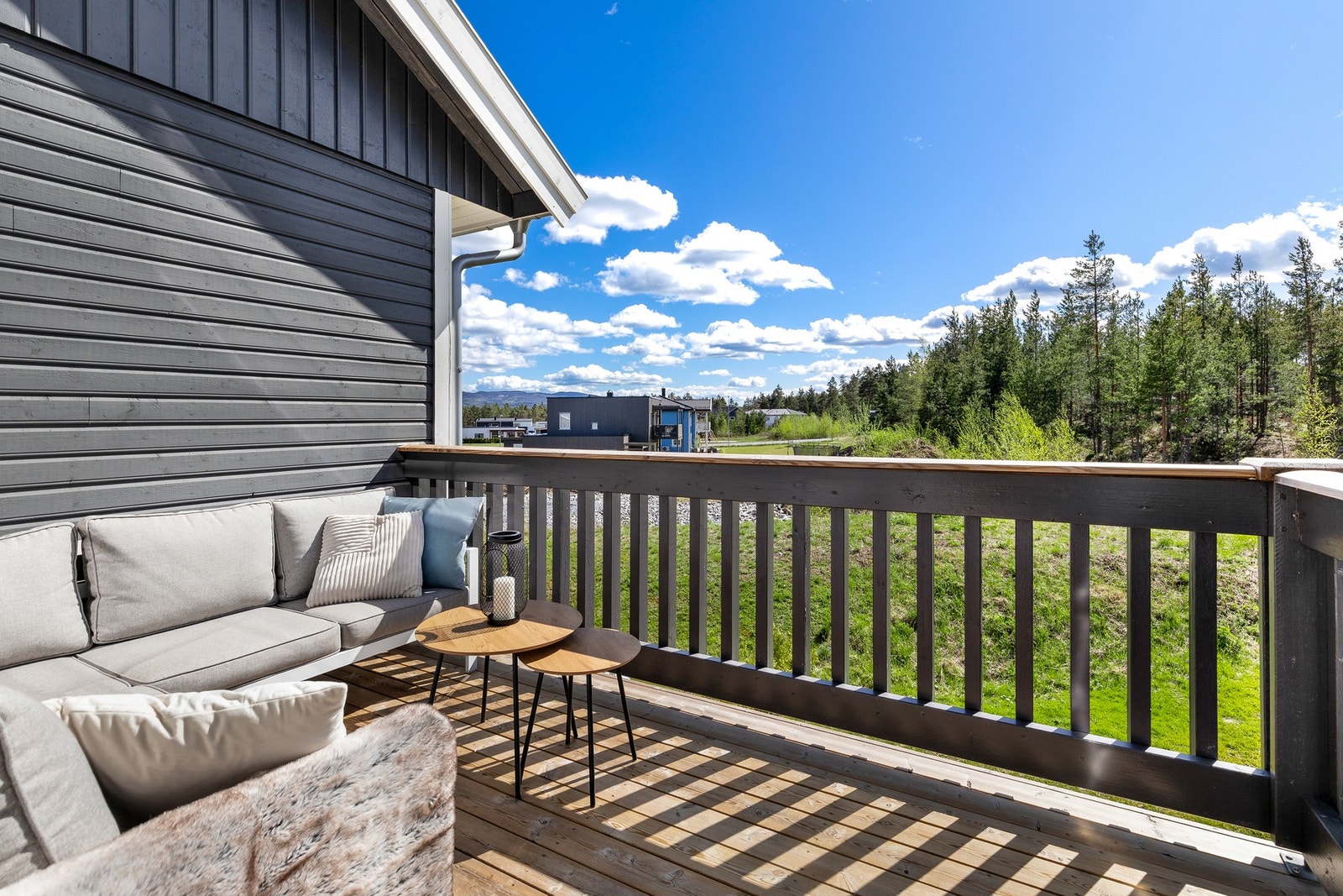 Balkongen har elektrisk markise med nedtrekk. Galleribilde