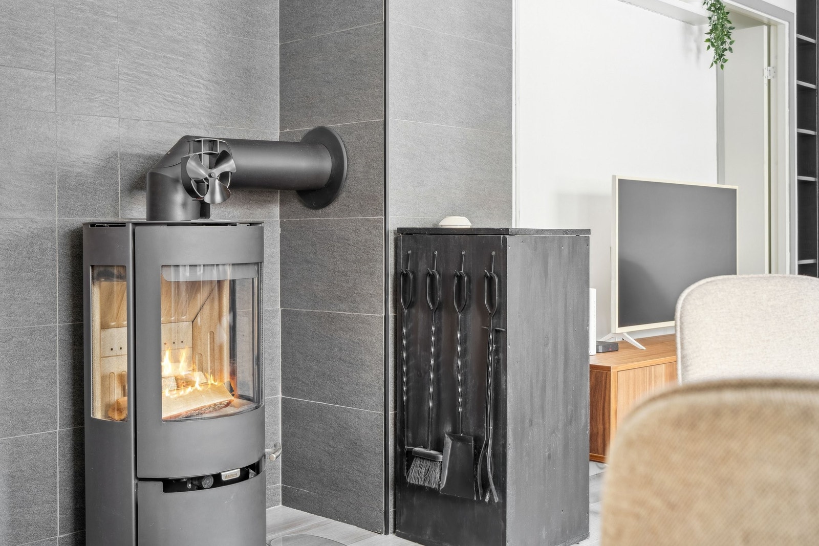 Peisovn og fliser fra 2022. Varmer godt på vinteren. Galleribilde