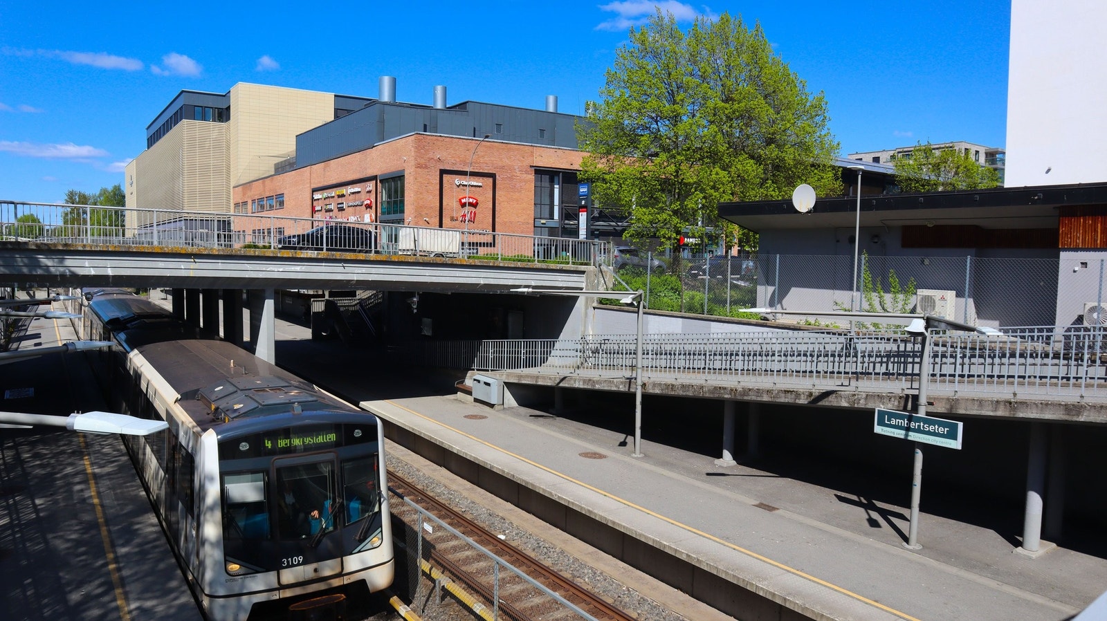 Gode kollektivforbindelser i nærheten som Lambertseter T-banestasjon... Galleribilde