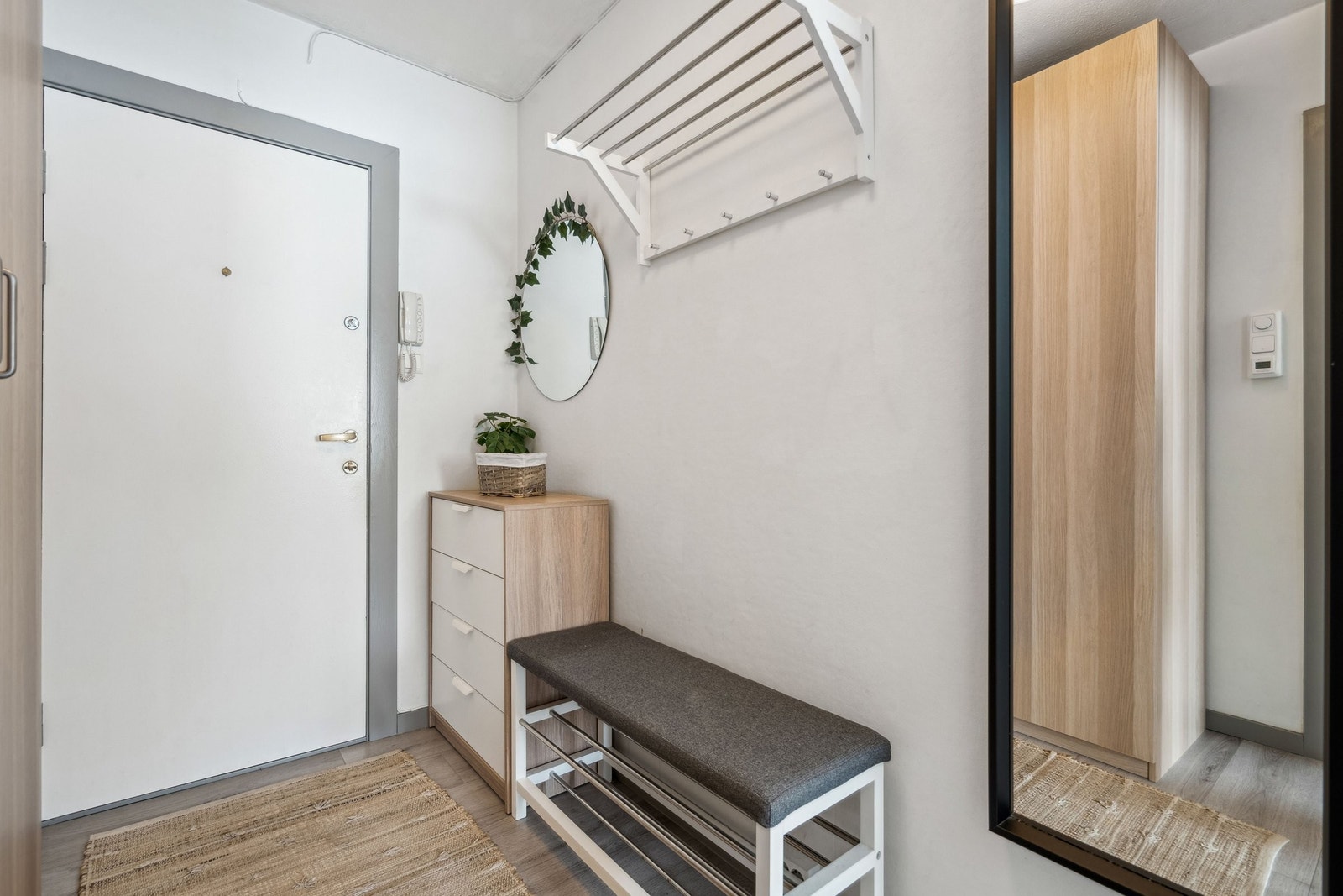 Entre med stort garderobeskap Galleribilde