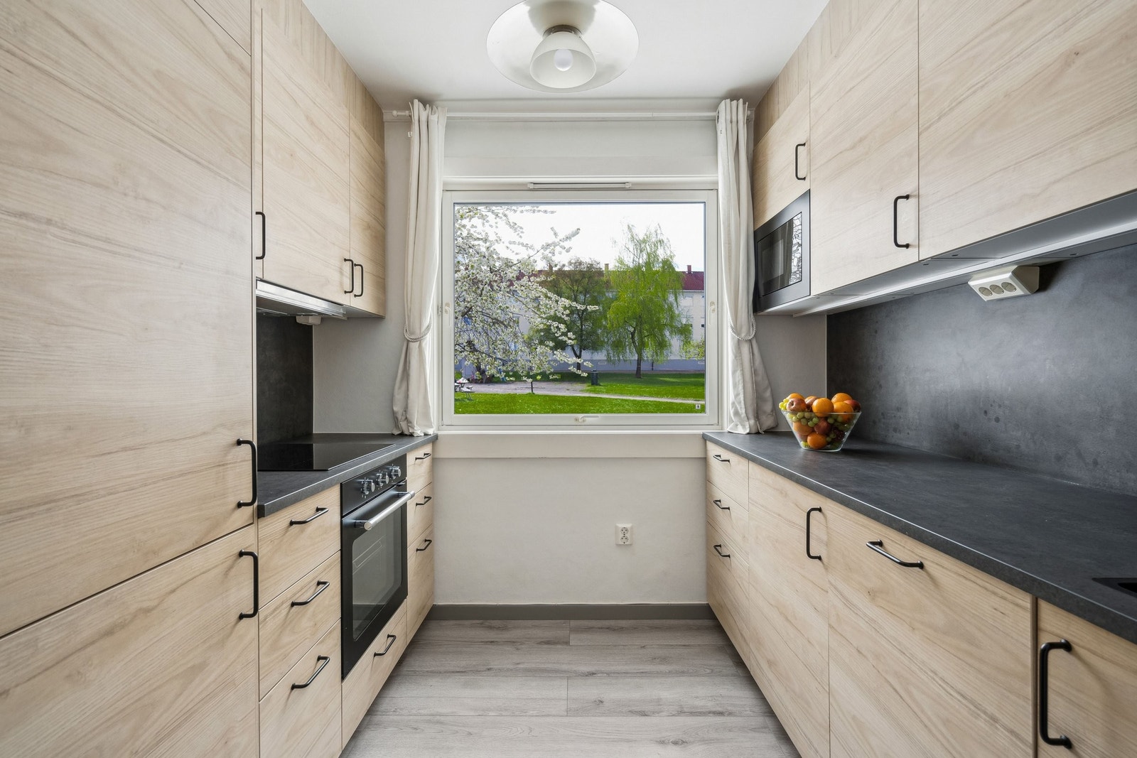 Stort og stilrent IKEA kjøkken fra 2023. Kan ombygges til ekstra soverom. Galleribilde