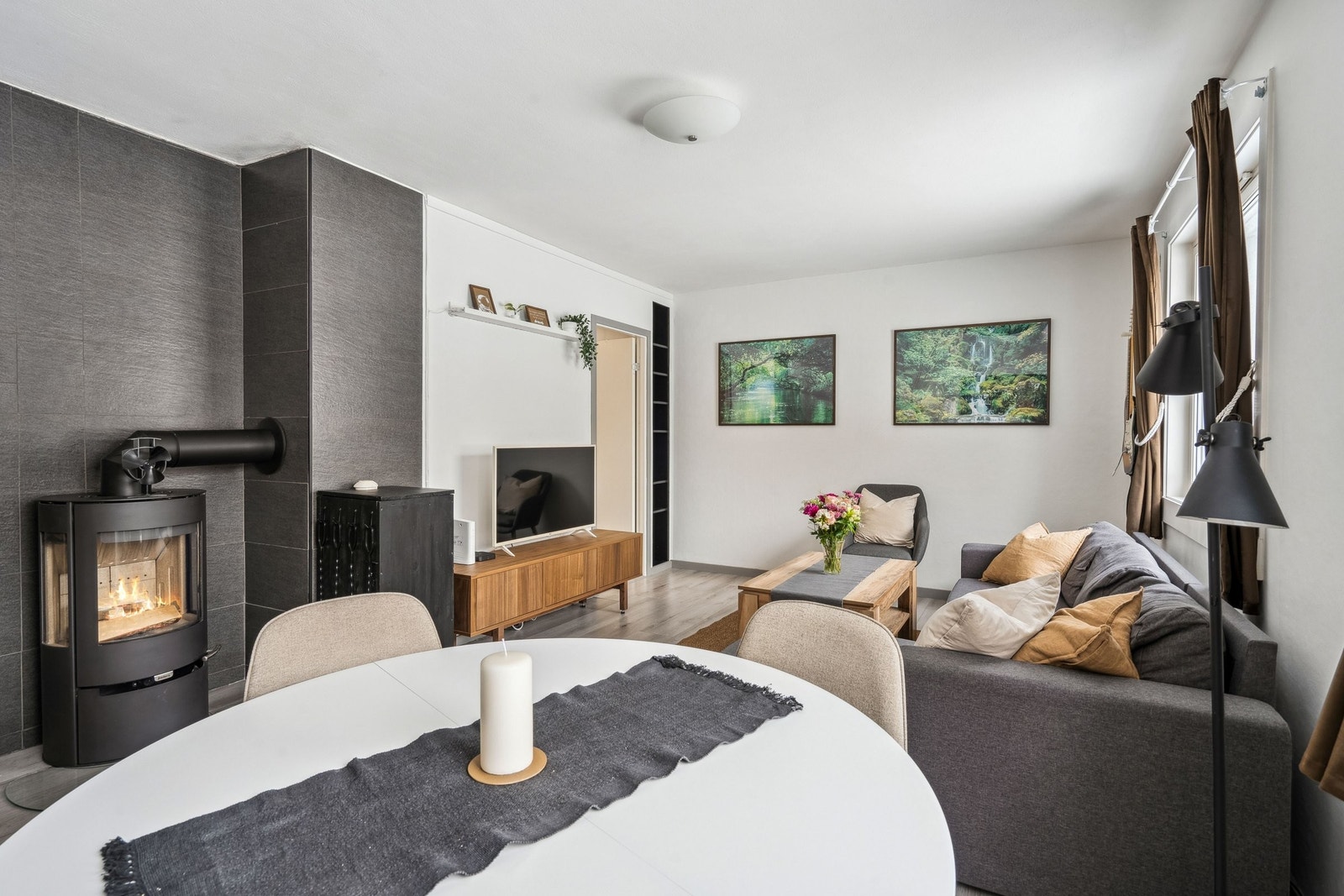 God plass til spisebord og sofagruppe Galleribilde