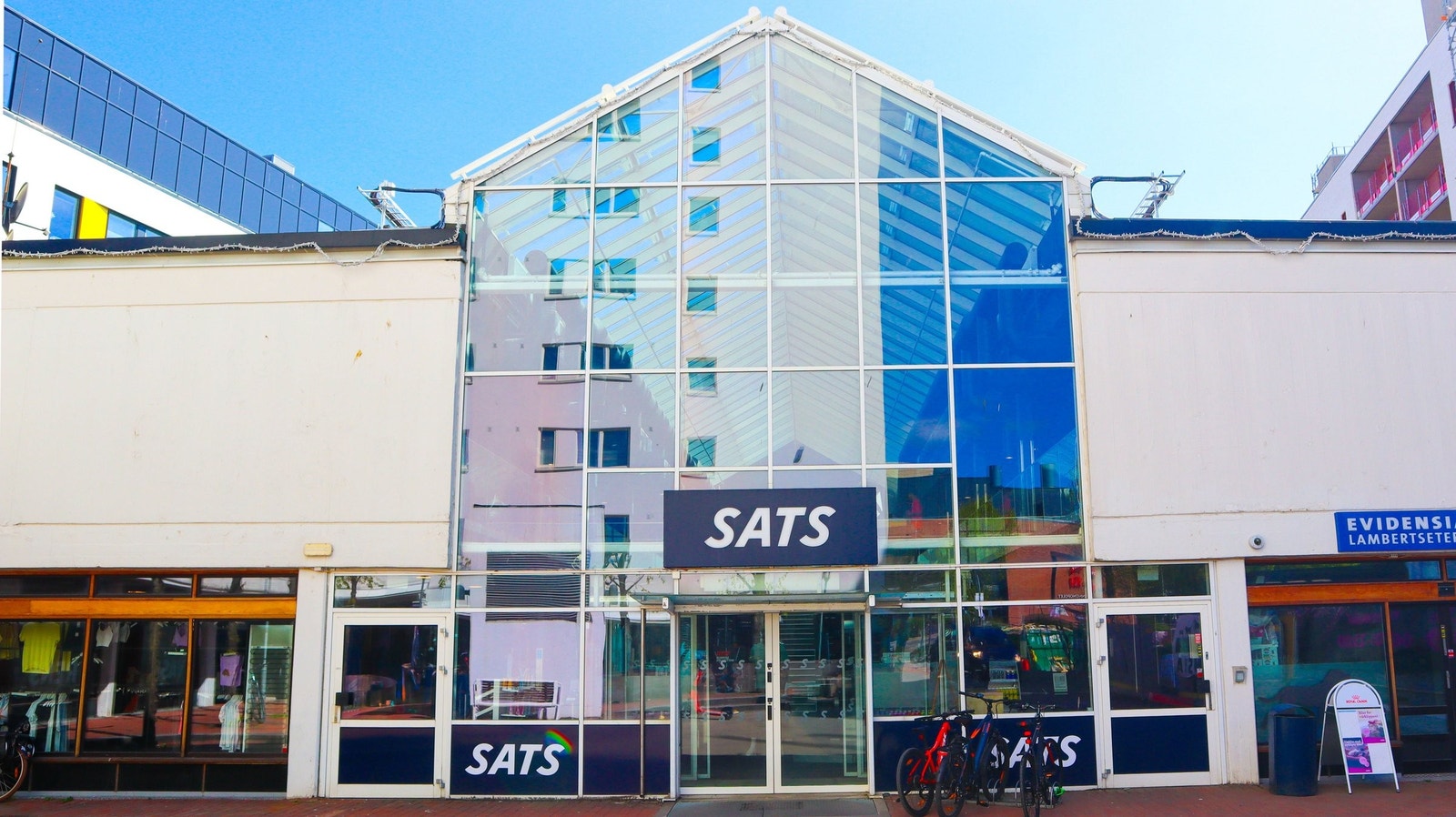 ... og SATS-treningssenter Galleribilde