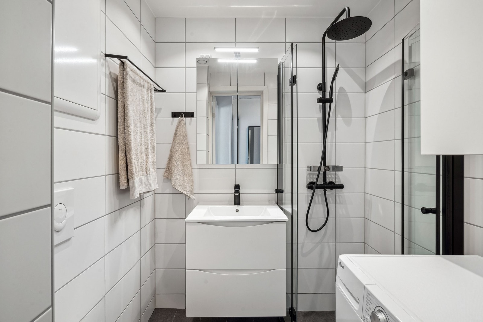Med dobbelt dusjsett og plass til både vaskemaskin og tørketrommel Galleribilde